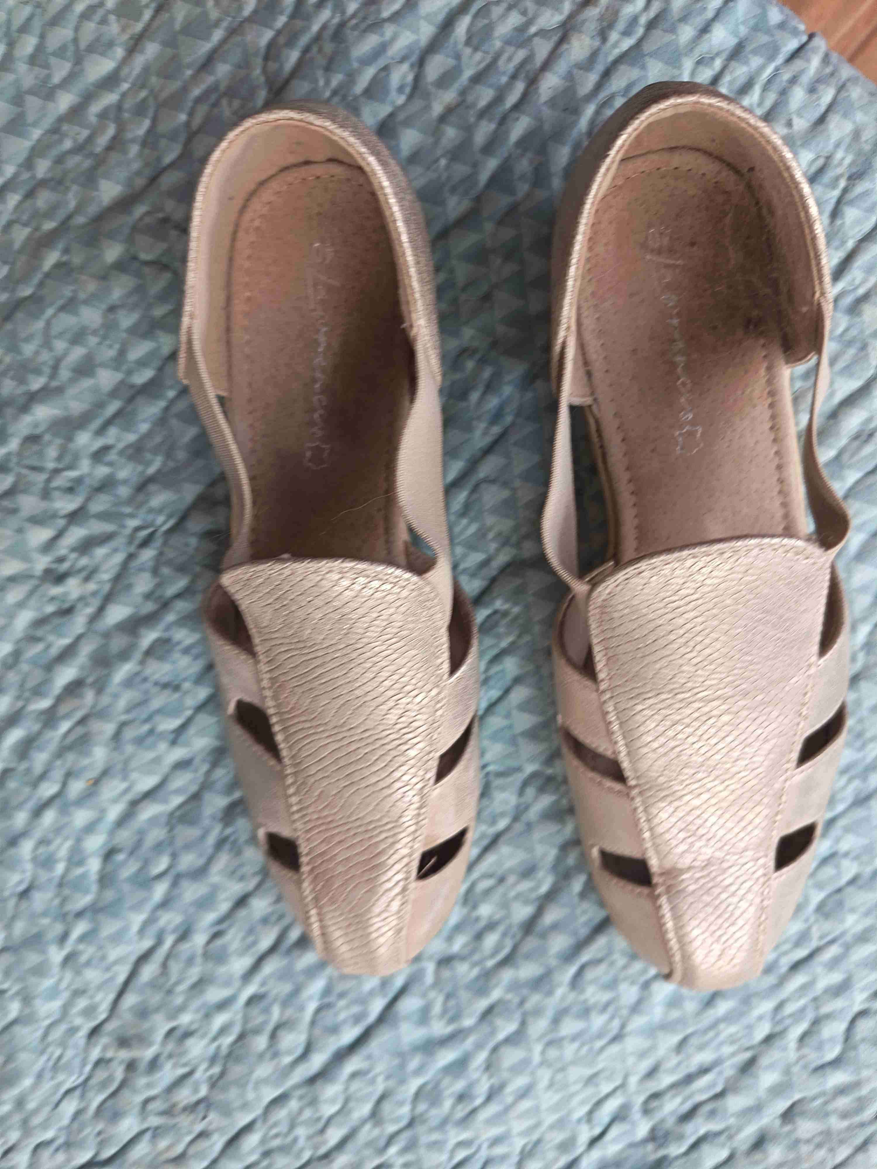 Sandalias beige con diseño texturizado - miniatura 3