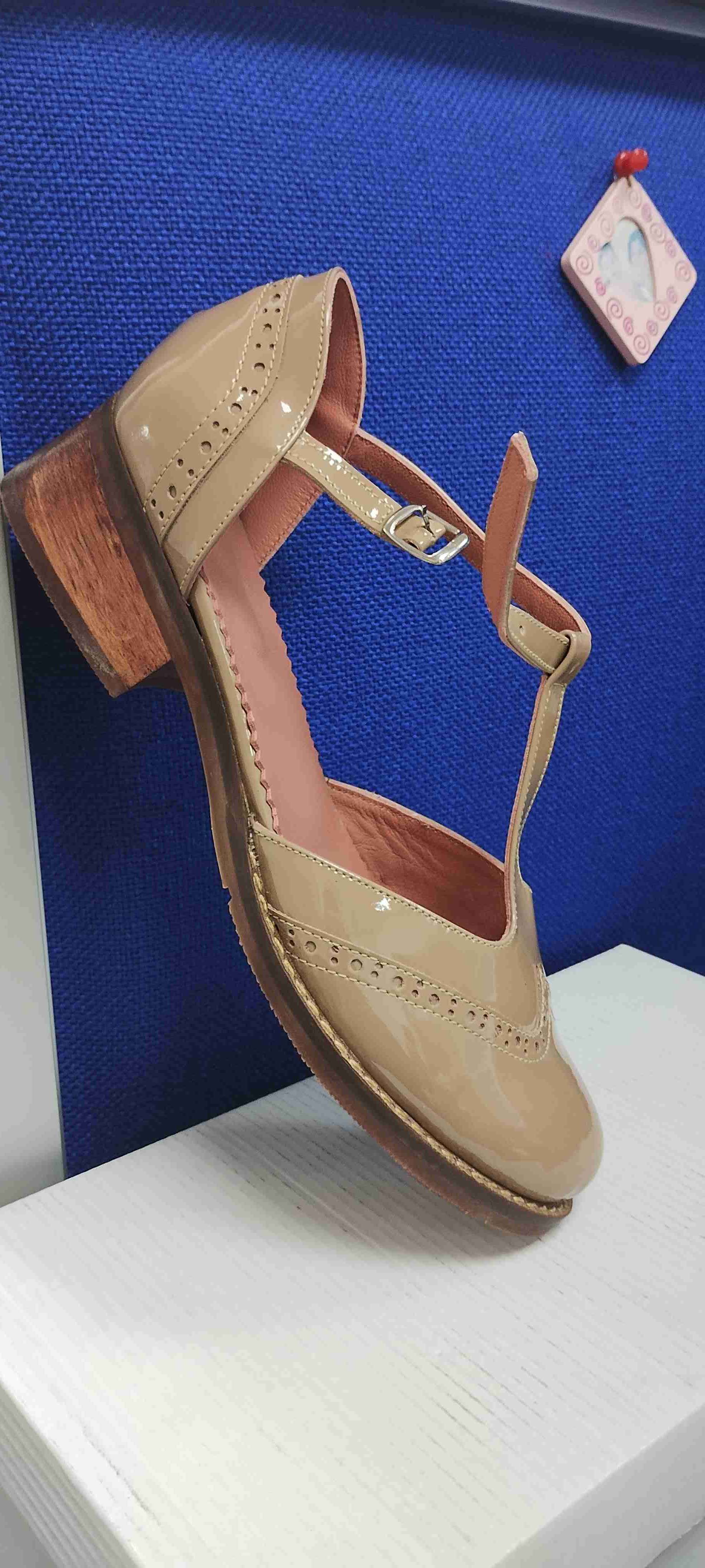 Hermosos zapatos de charol color nude - miniatura 3