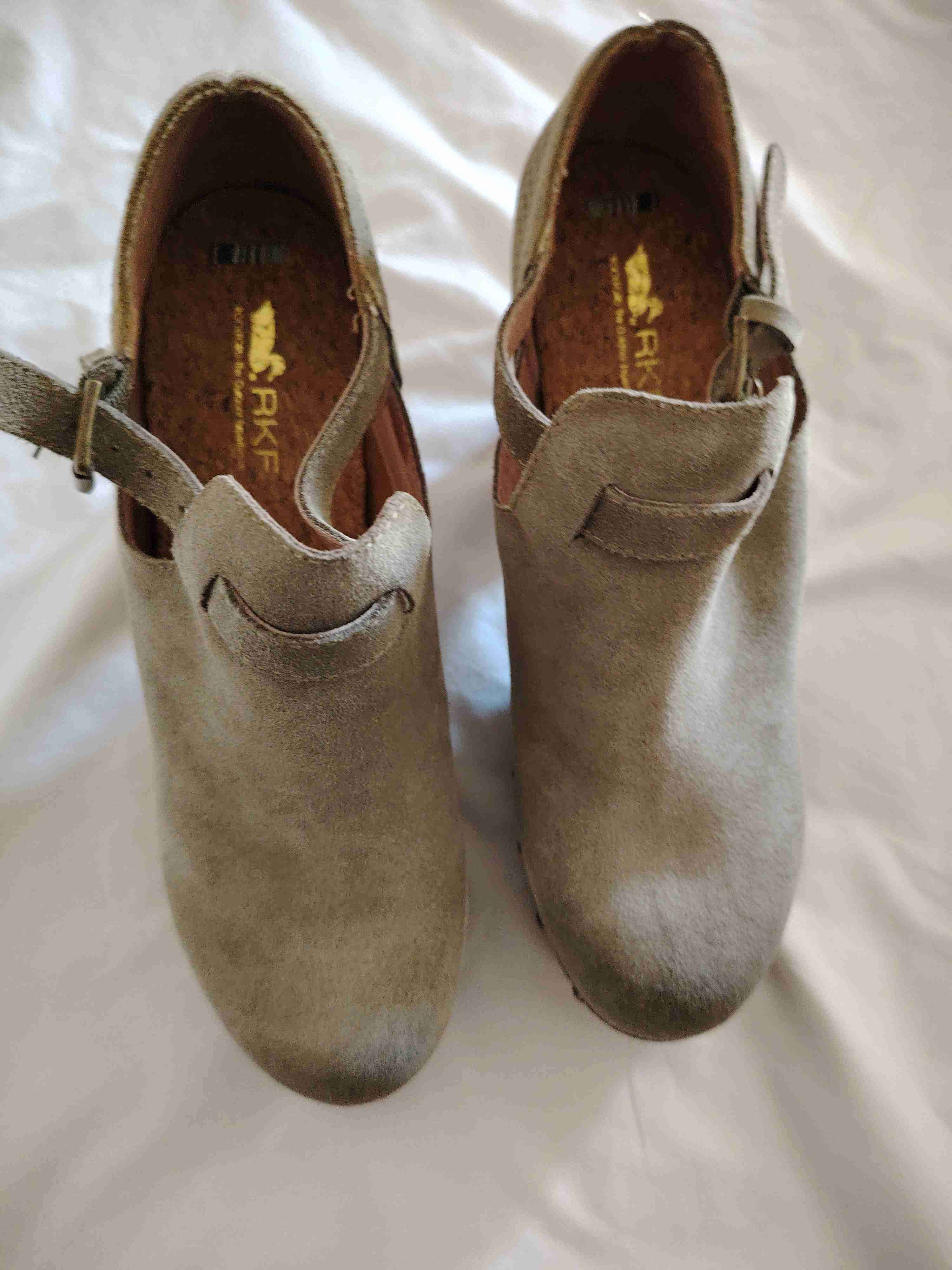 Zapatos cerrados beige RKF