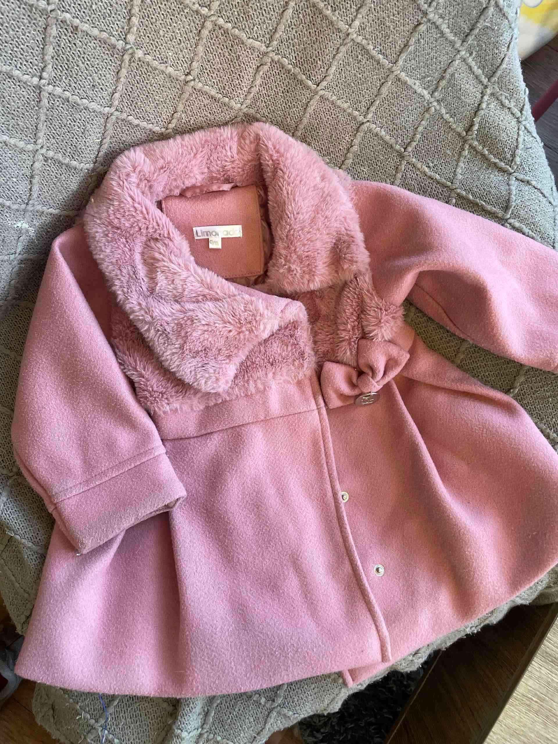 Abrigo bebé rosado con cuello de piel