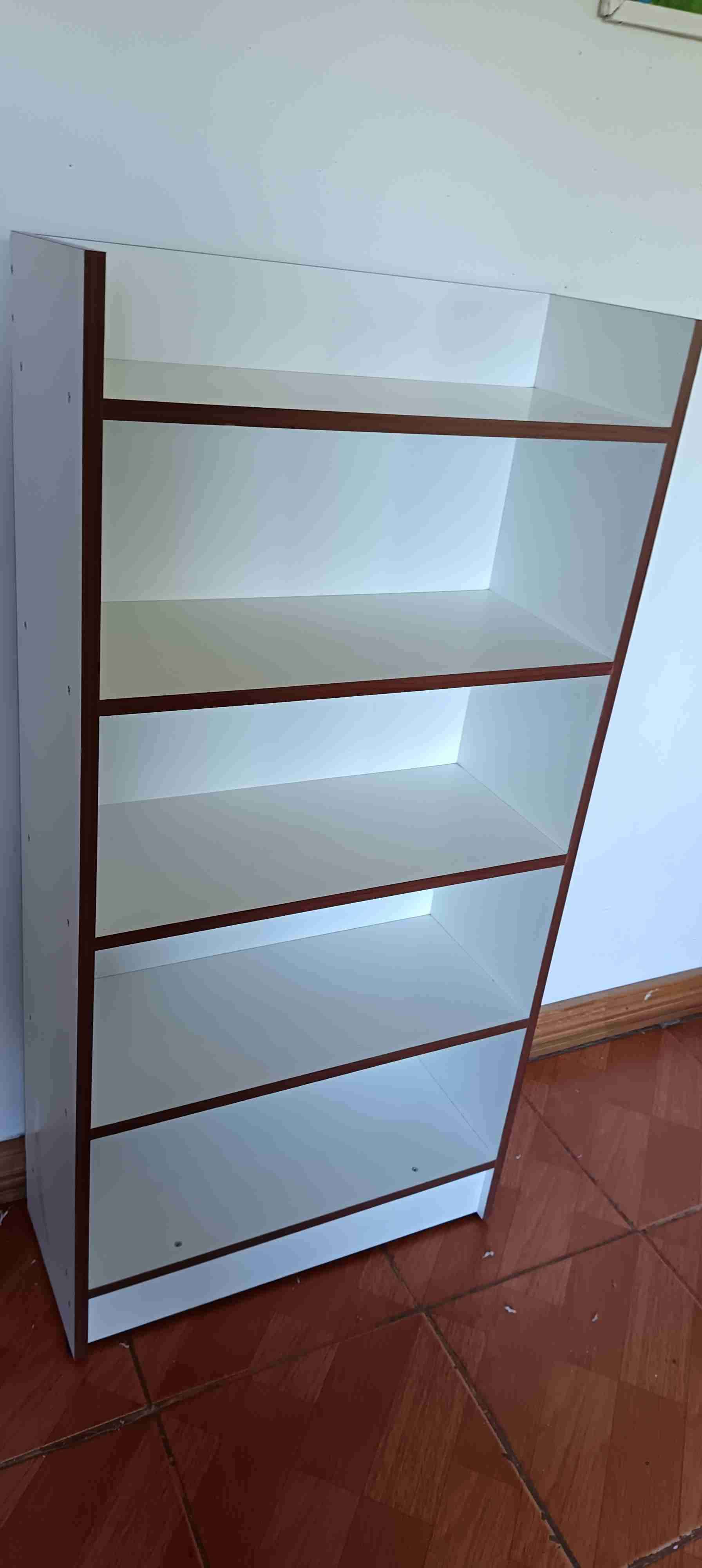 Estante blanco de madera