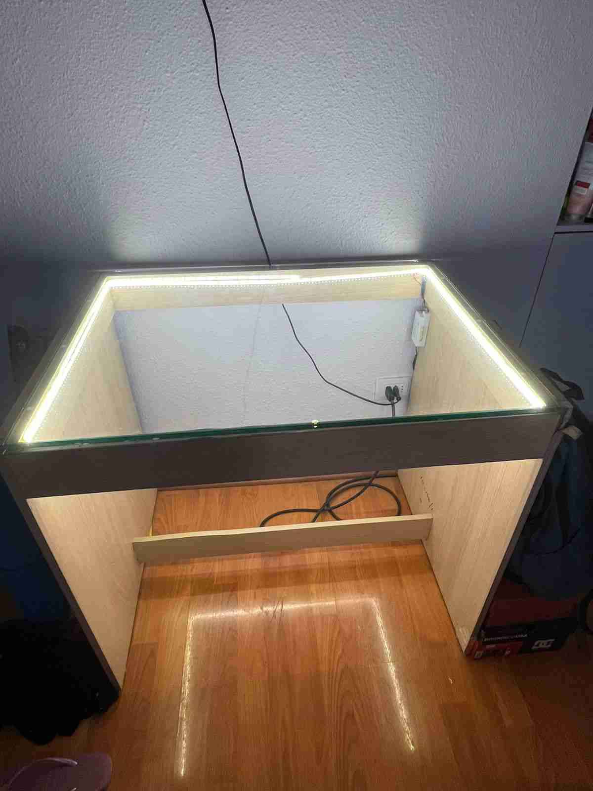 Mesa de vidrio con luces LED