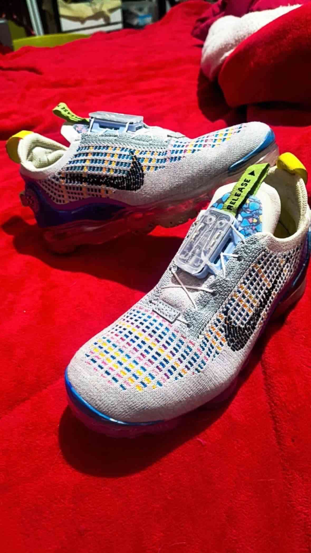 Zapatillas deportivas blancas multicolor