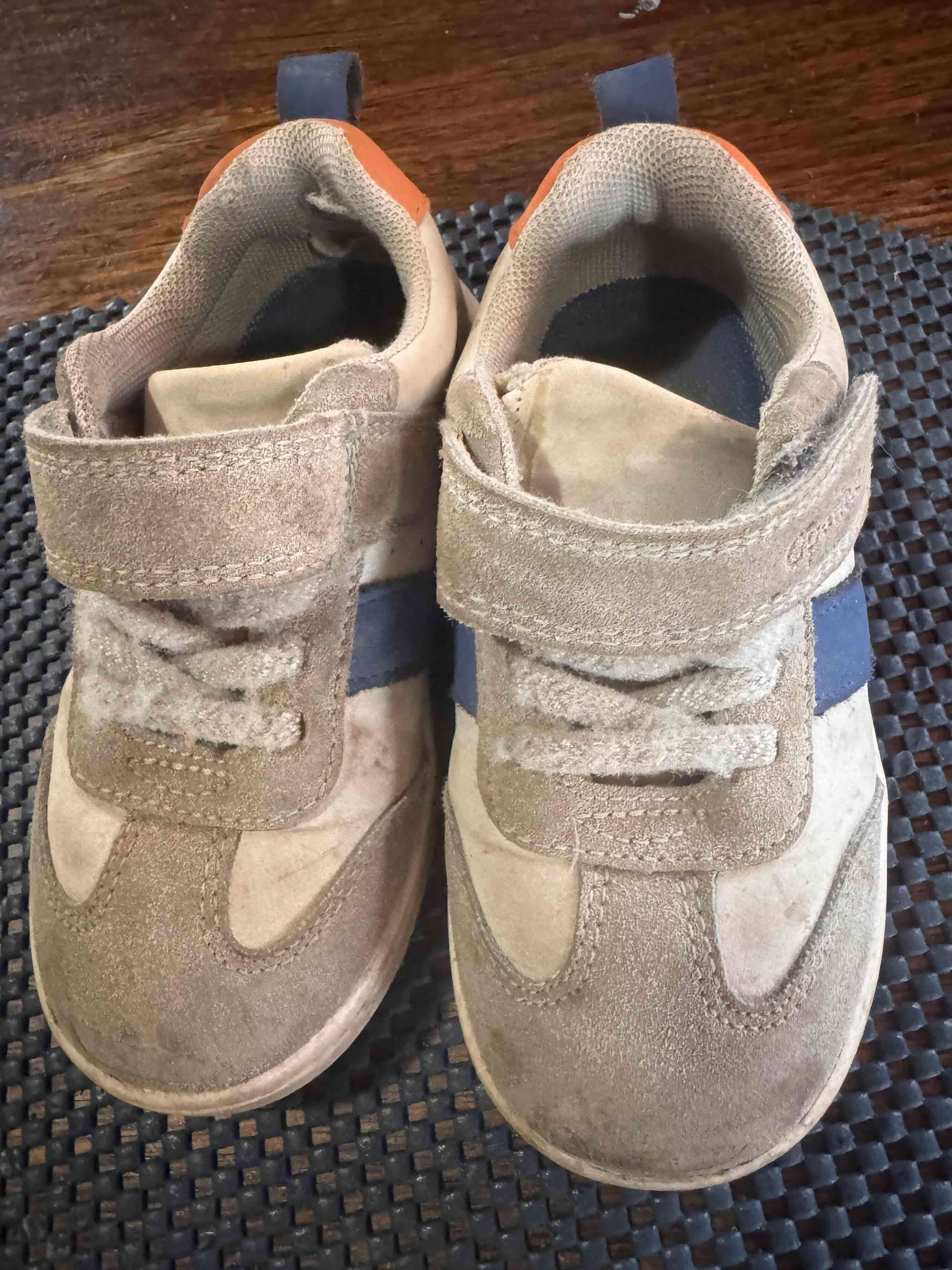 Zapatillas infantiles beige usadas