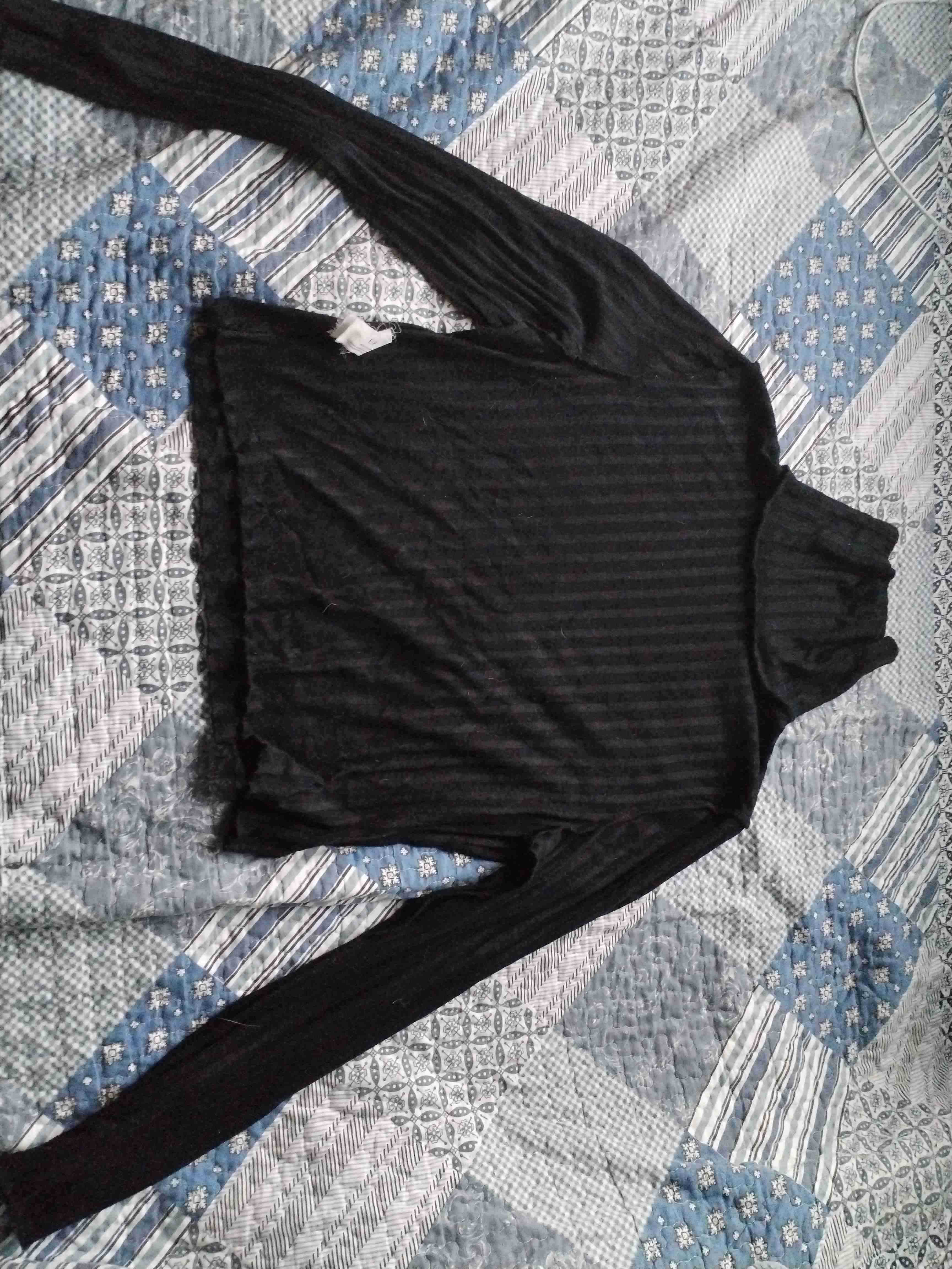 Polera negra de cuello alto
