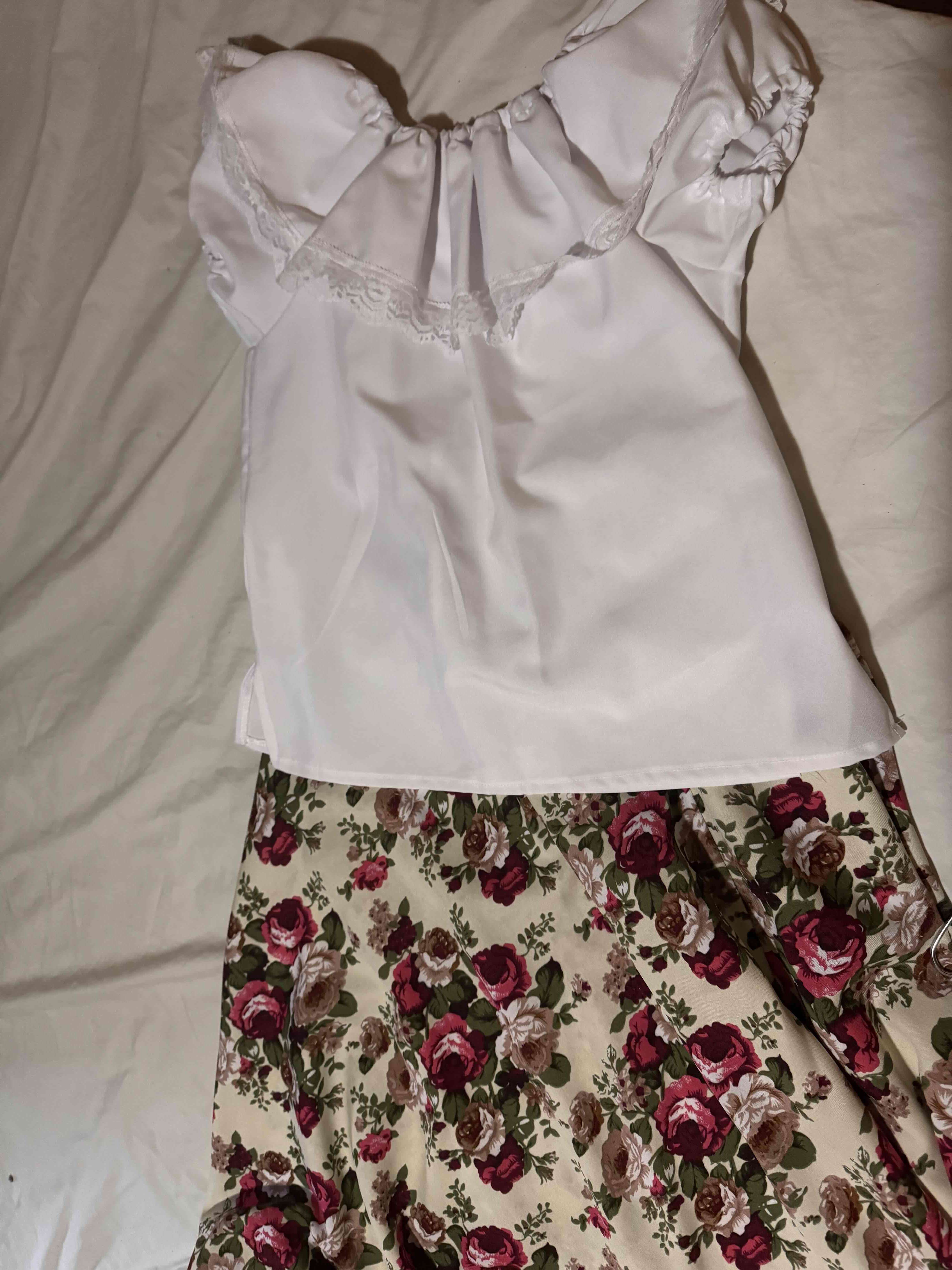 Vestido blanco con falda floral bailes escolares