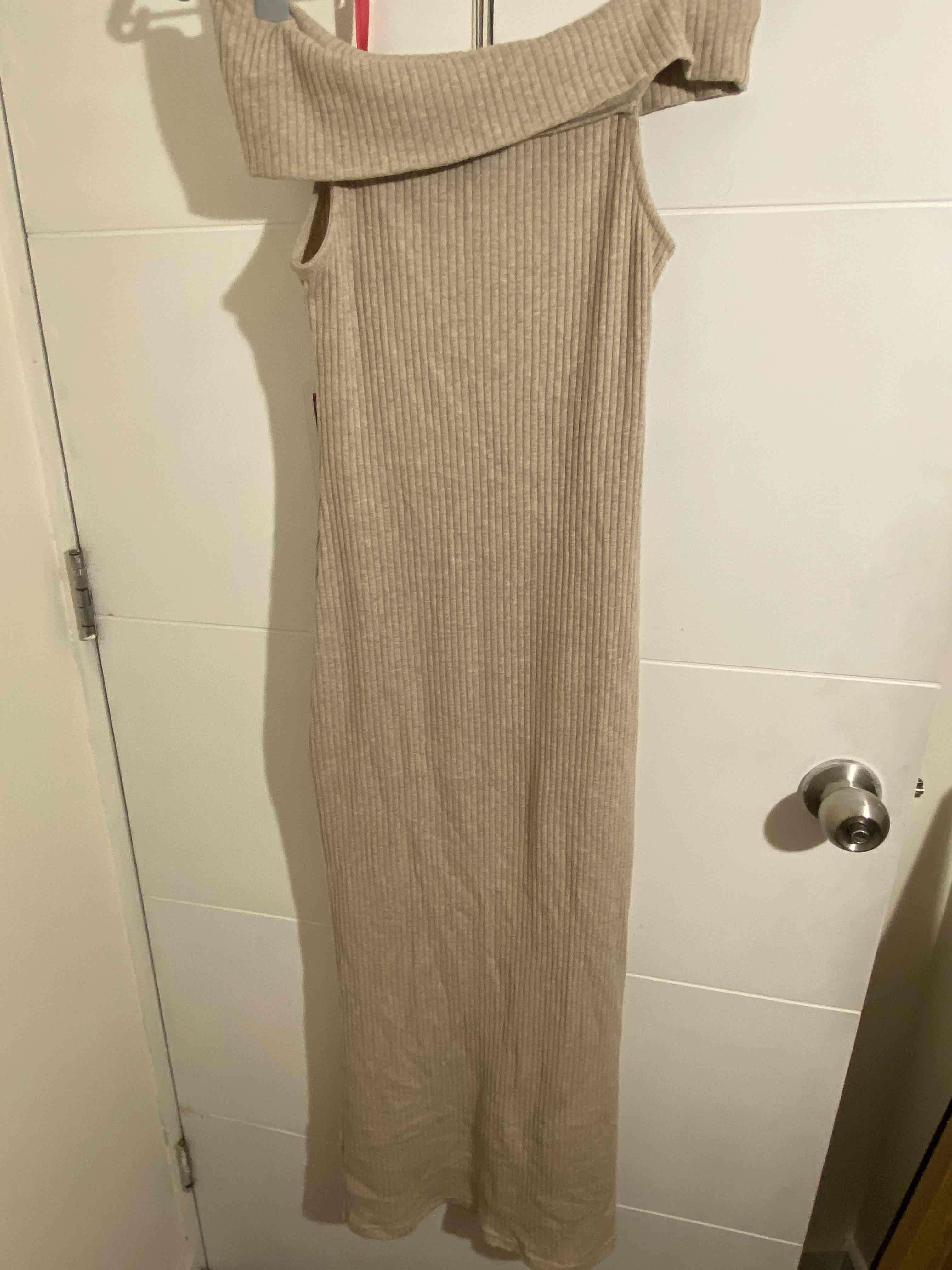 Vestido largo beige sin hombros