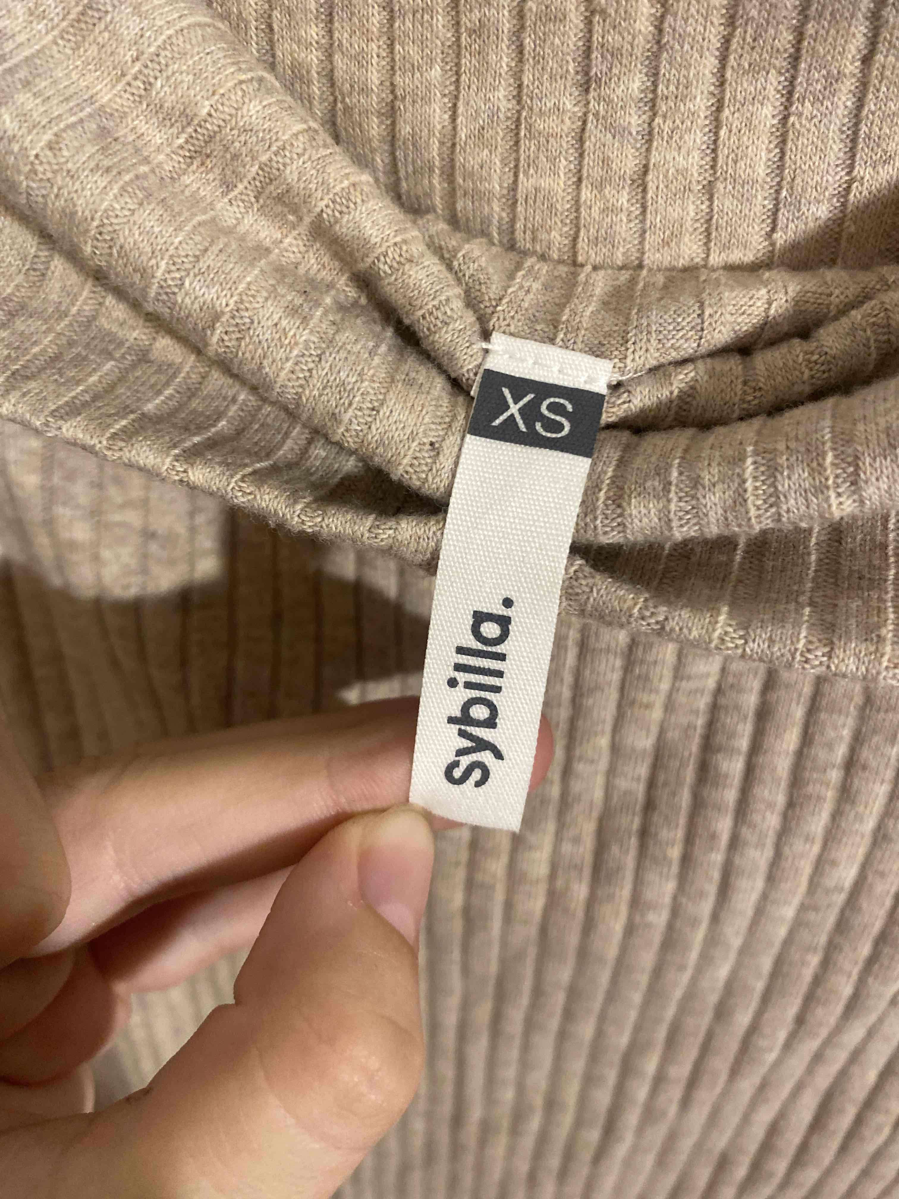 Vestido largo beige sin hombros - miniatura 2