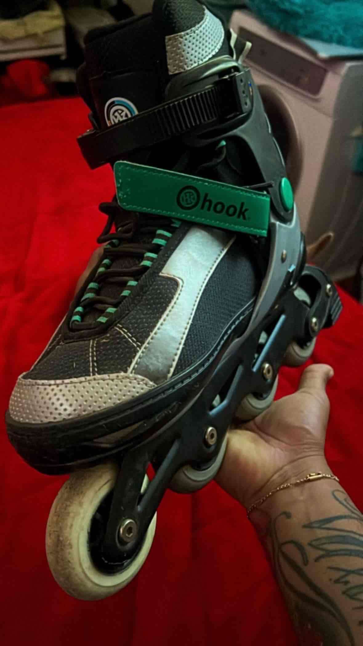 Patines en línea negros y verdes