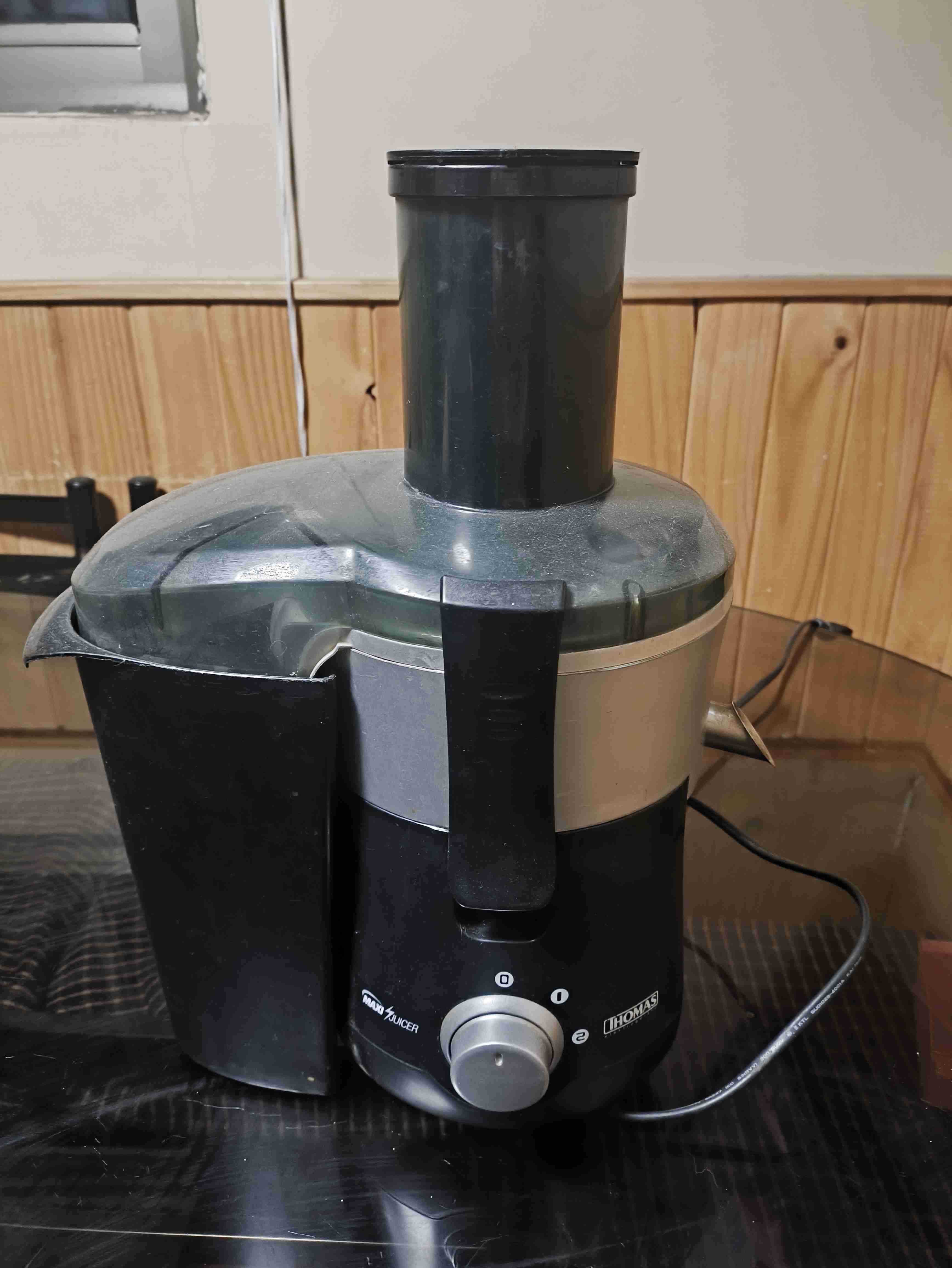 Extractor de jugo marca Thomas