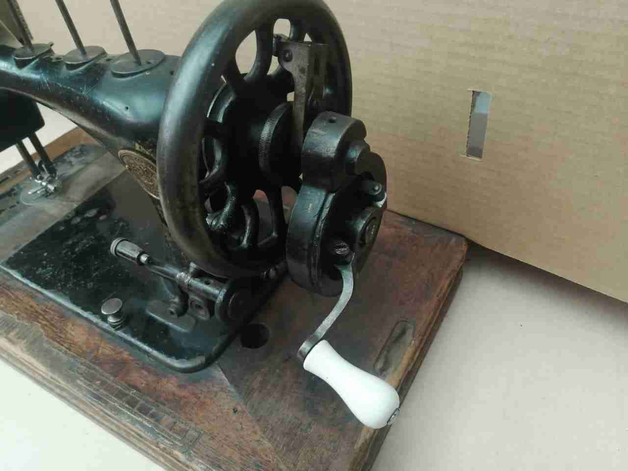 Máquina de coser antigua manual Clemens Müller - miniatura 2