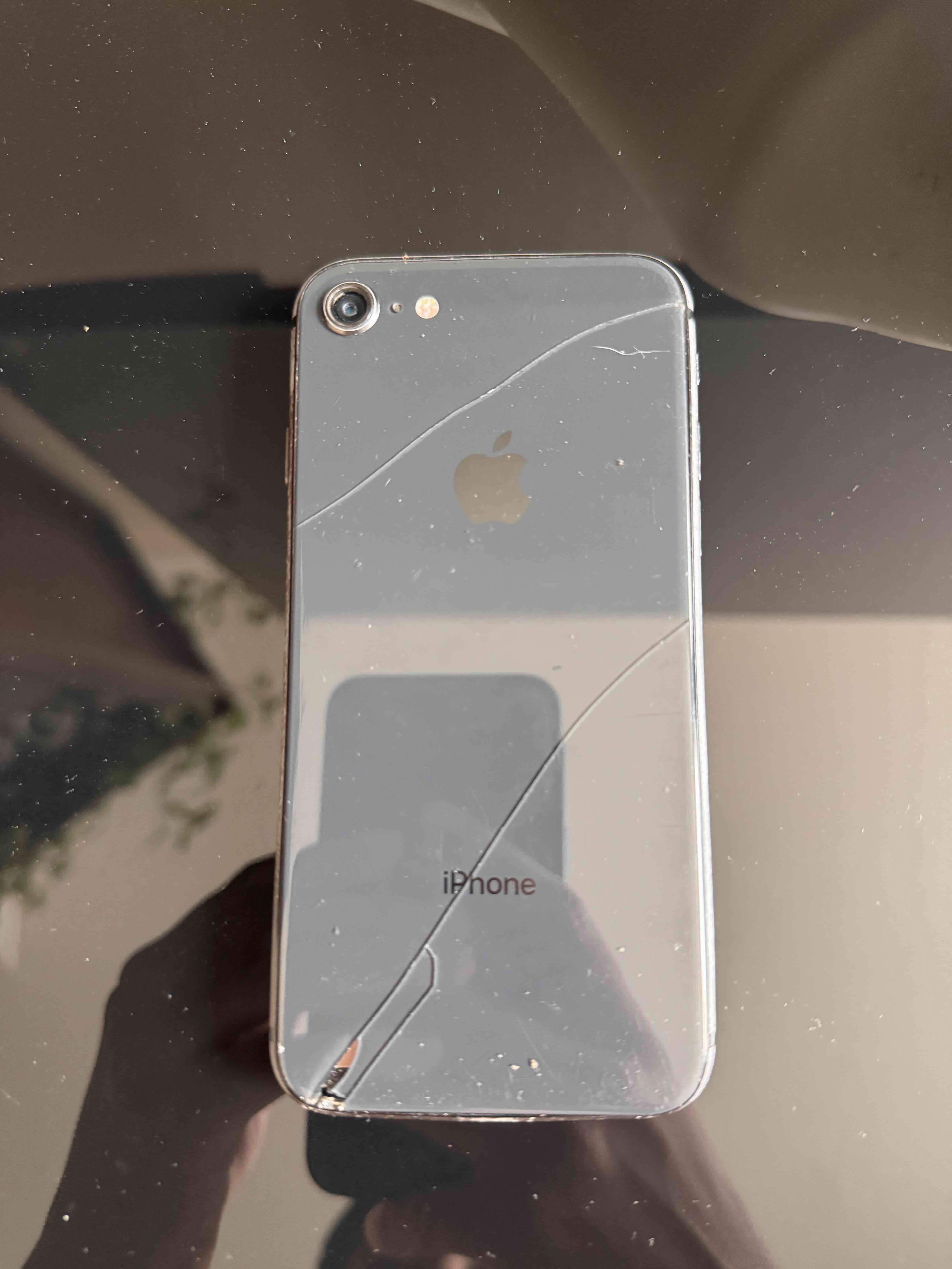 iPhone 8 con detalles - miniatura 2