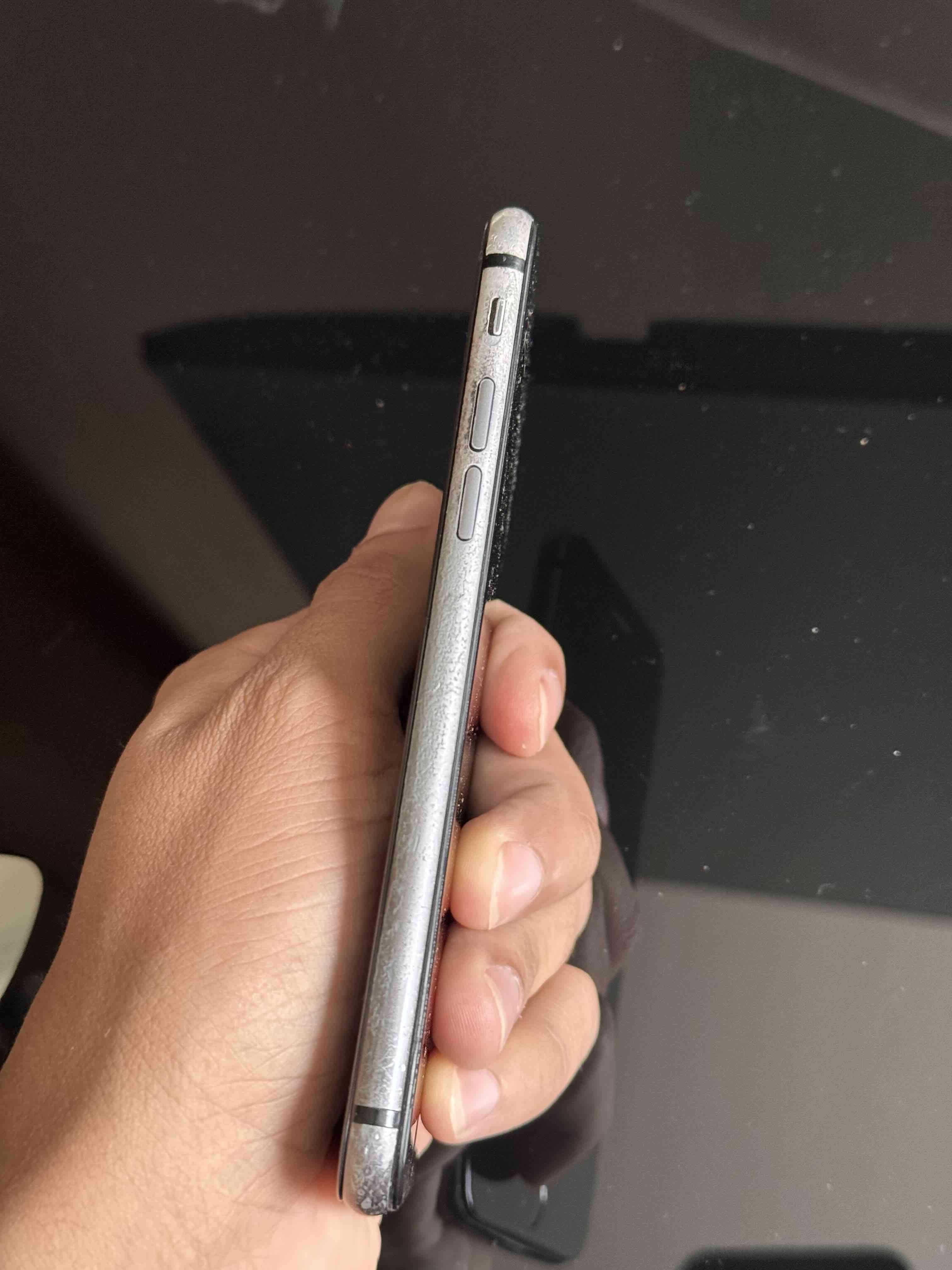 iPhone 8 con detalles - miniatura 3