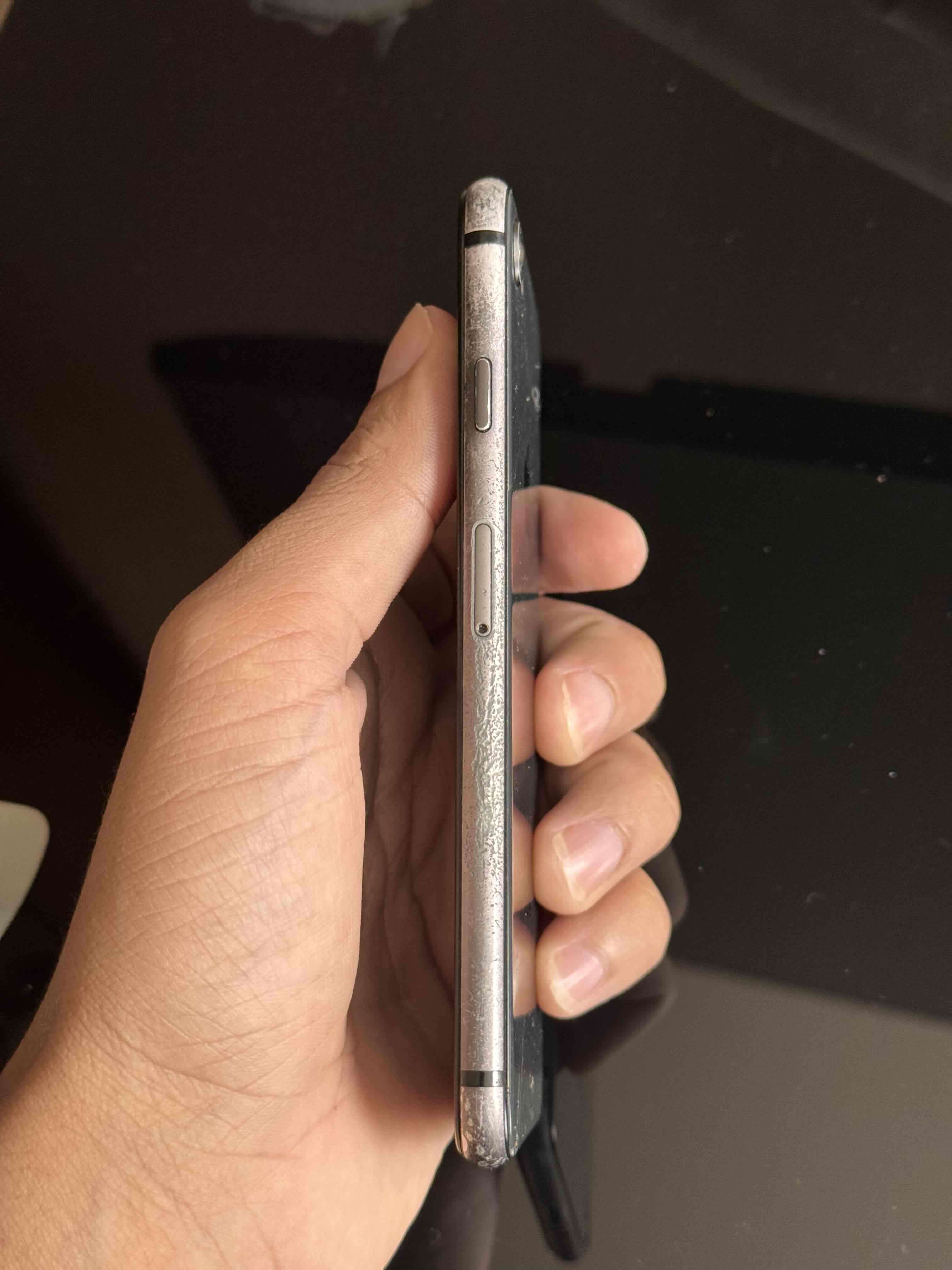 iPhone 8 con detalles - miniatura 4