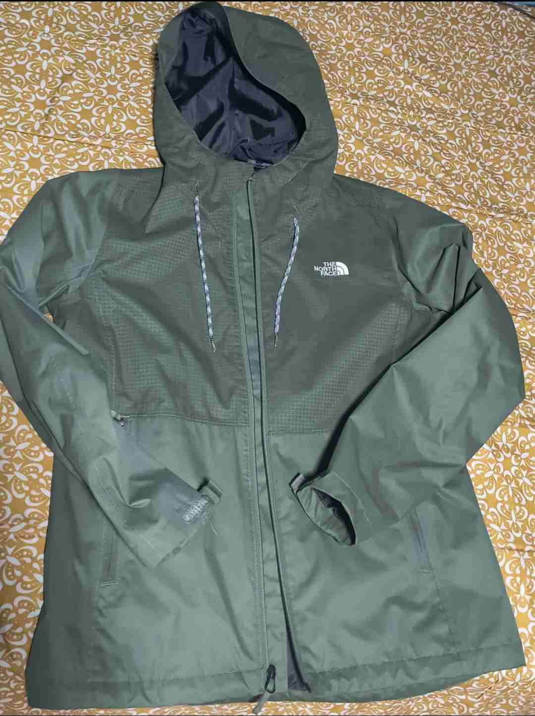 Chaqueta verde y polerón negro - miniatura 2