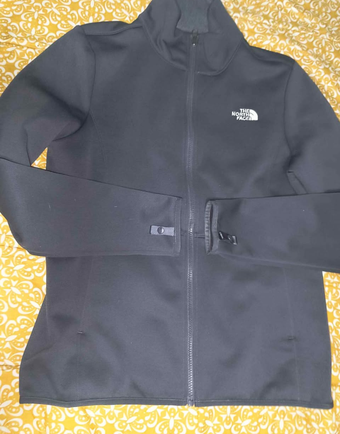 Chaqueta verde y polerón negro - miniatura 4