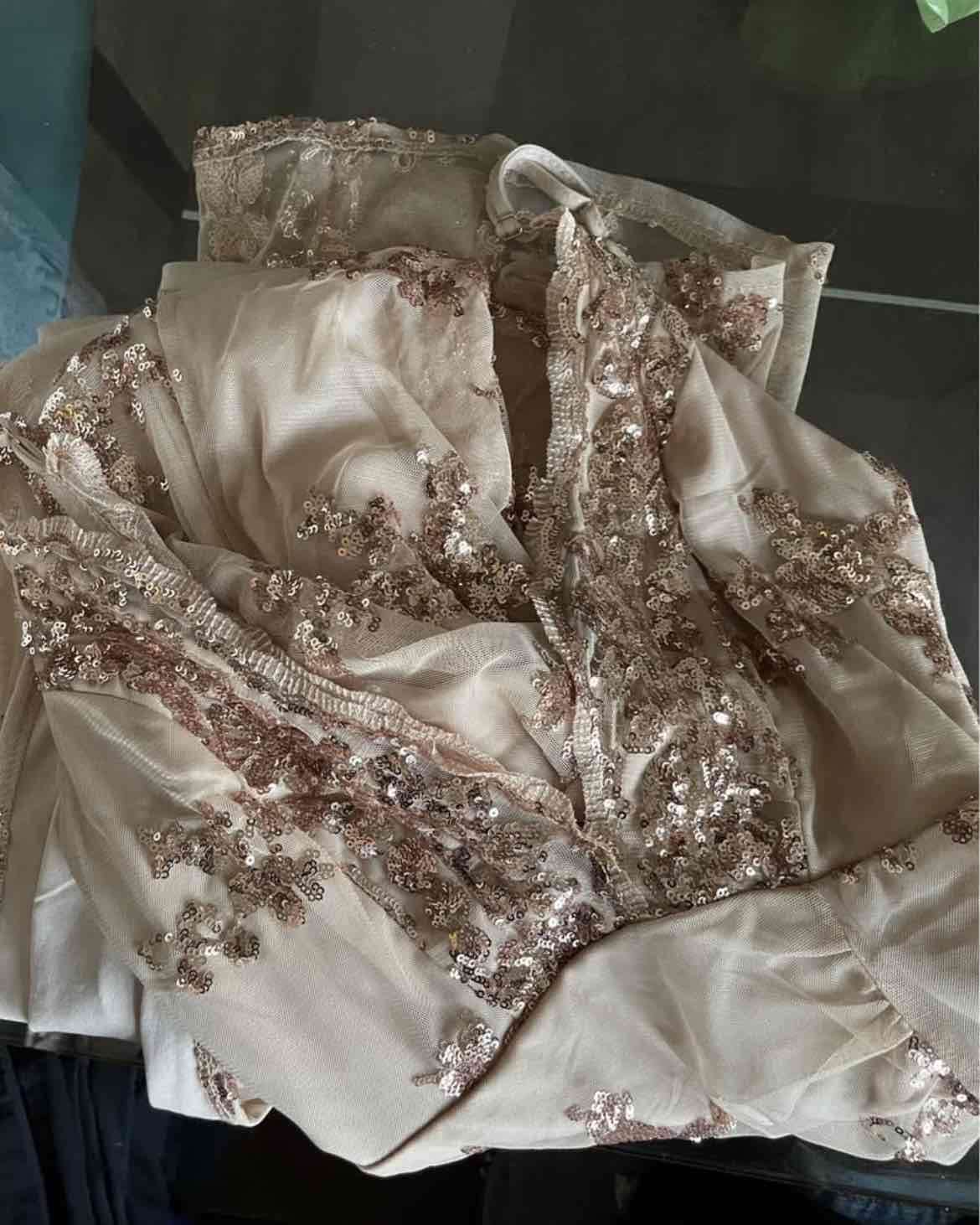 Vestido de noche dorado con lentejuelas - miniatura 2