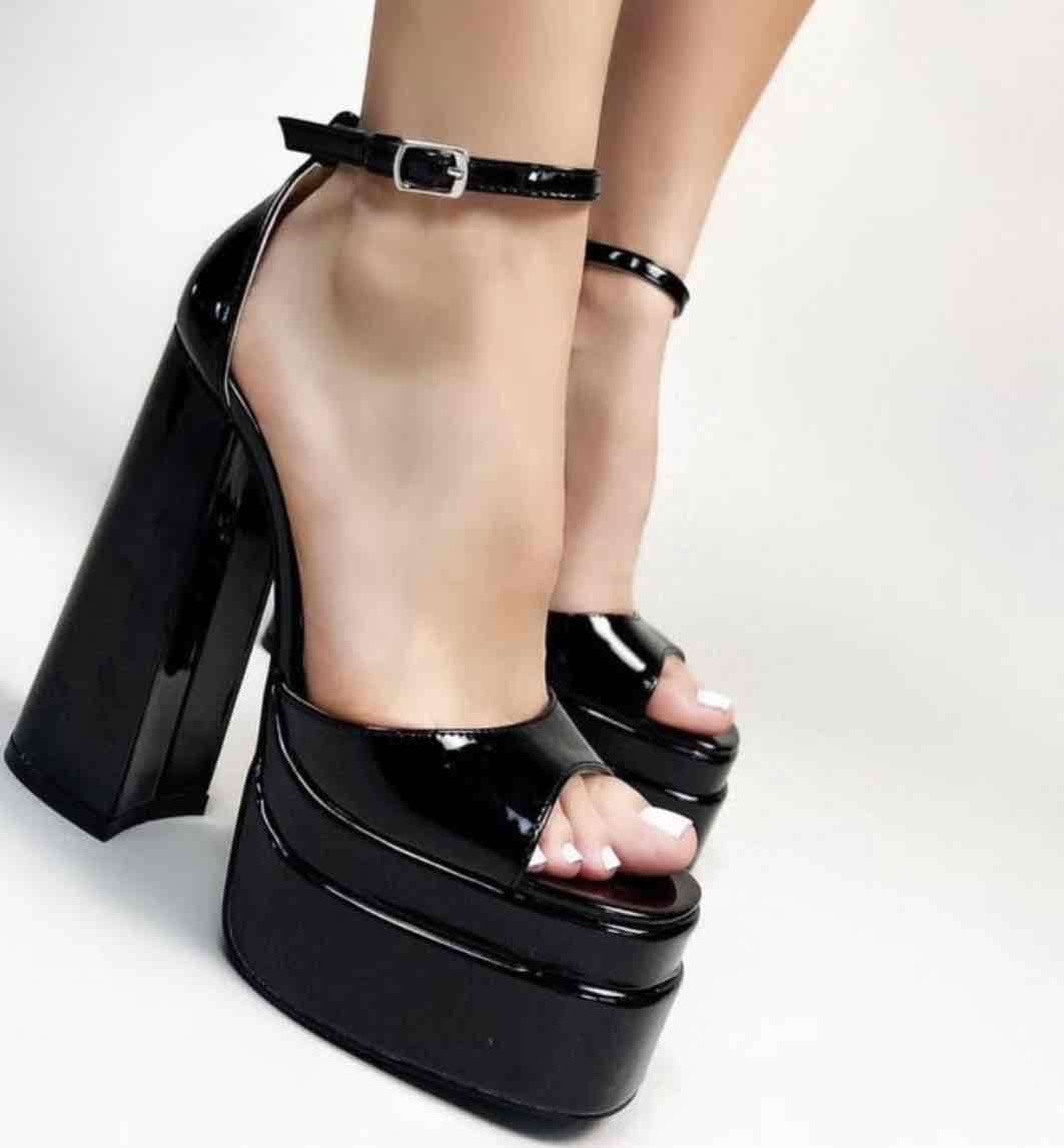 Tacones altos negros de charol