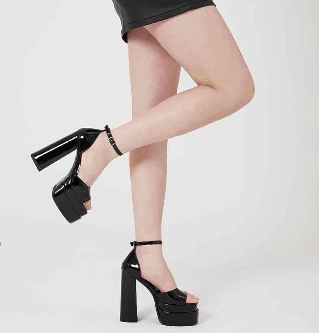 Tacones altos negros de charol - miniatura 2