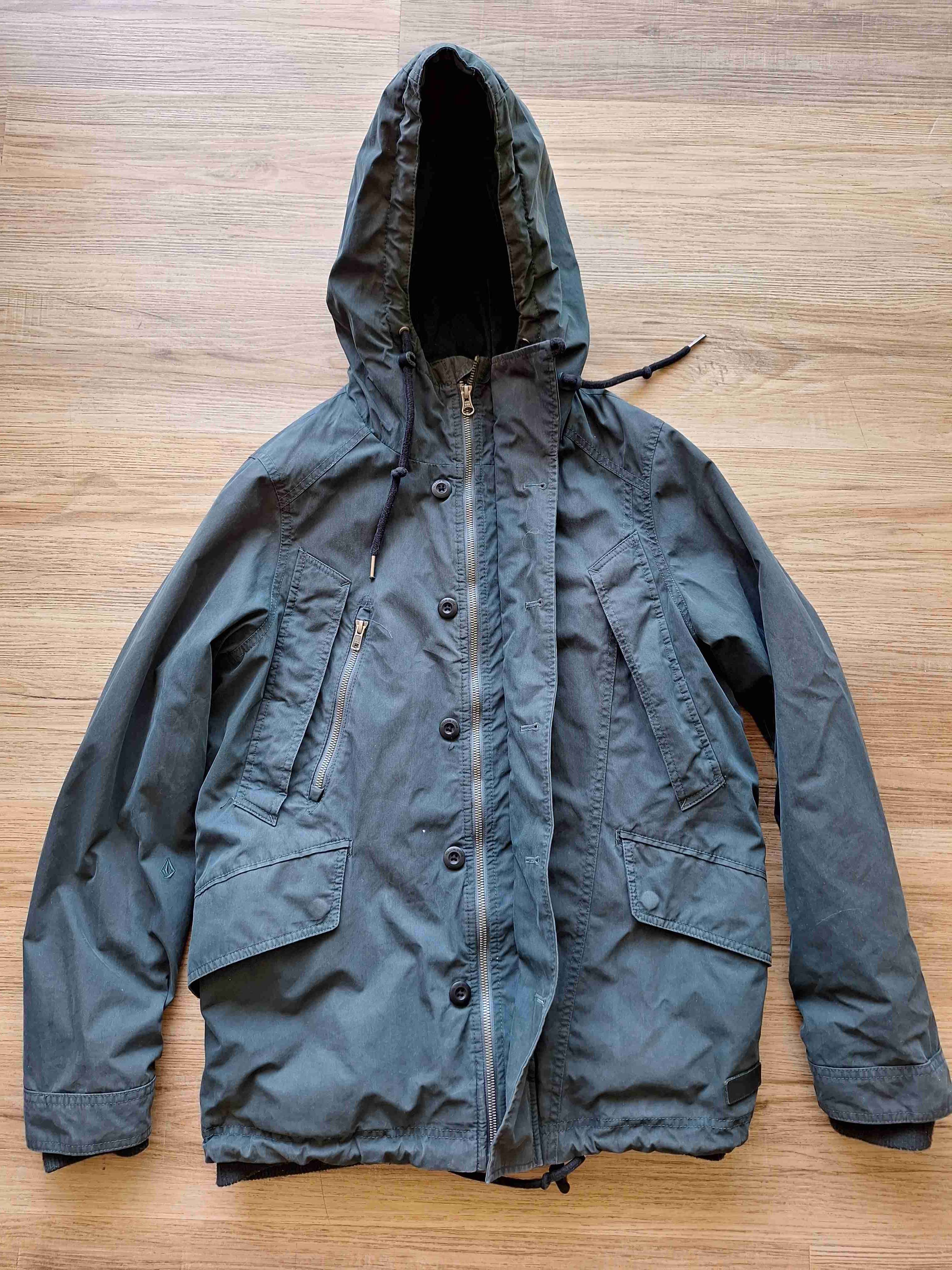 Parka verde con capucha