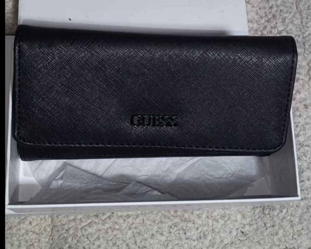Cartera negra Guess
