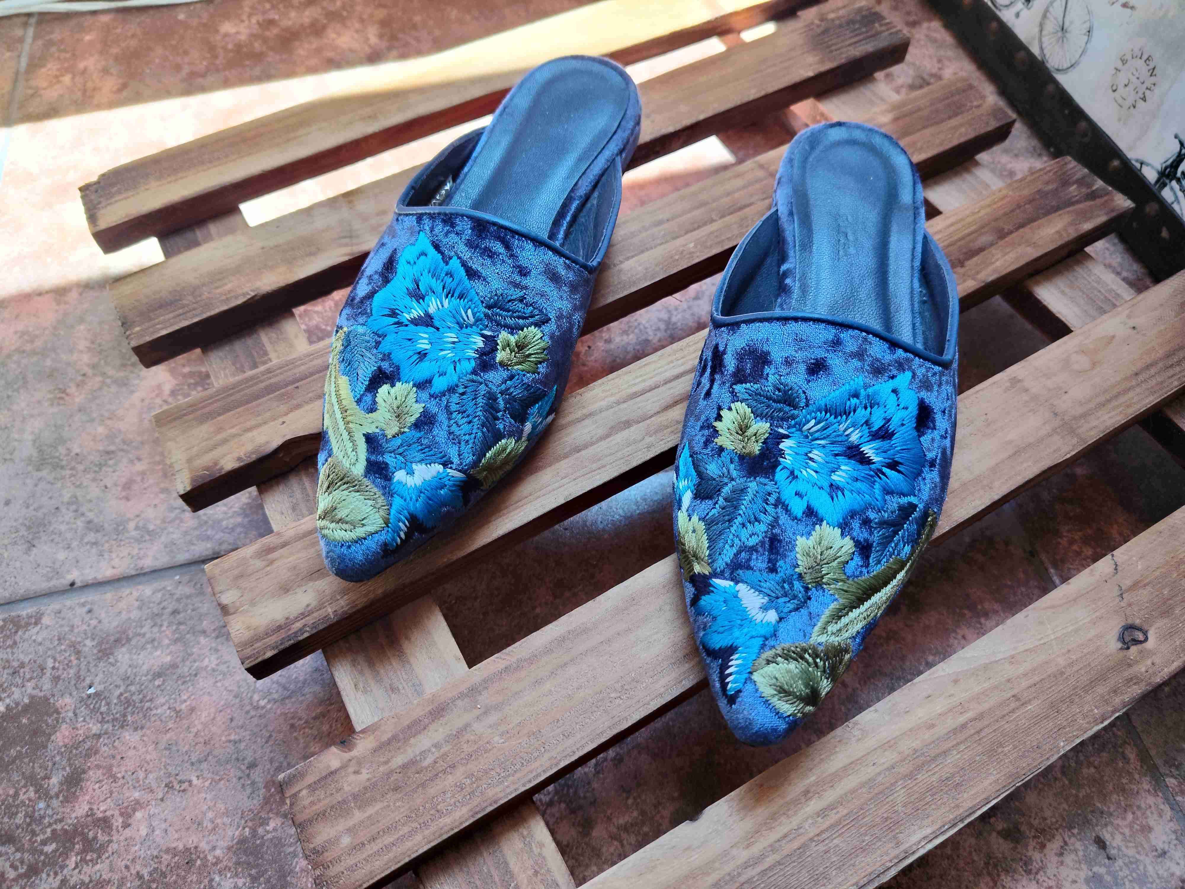 Zapatos tipo mule bordados - miniatura 2
