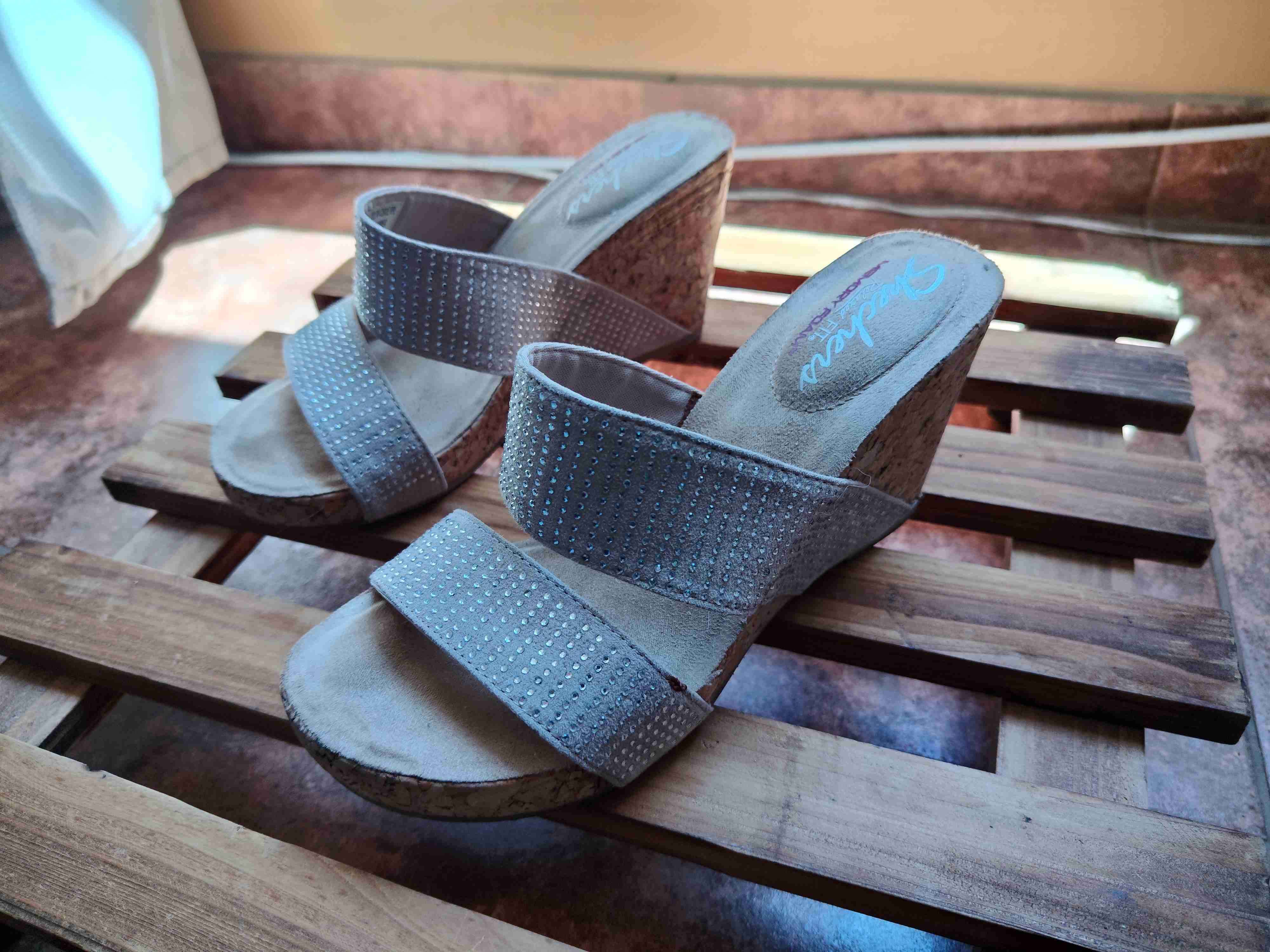 Sandalias de cuña beige brillantes