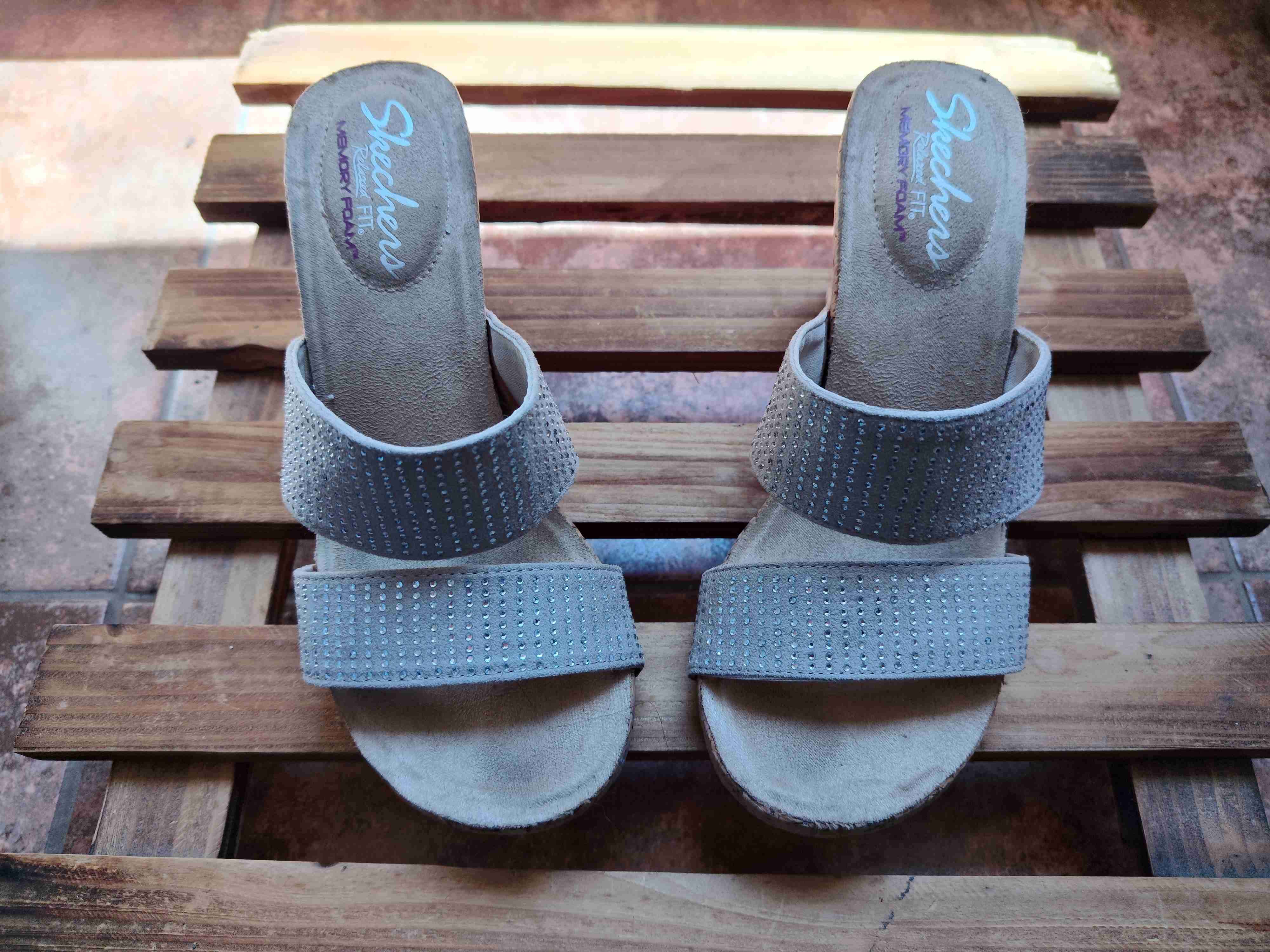 Sandalias de cuña beige brillantes - miniatura 2