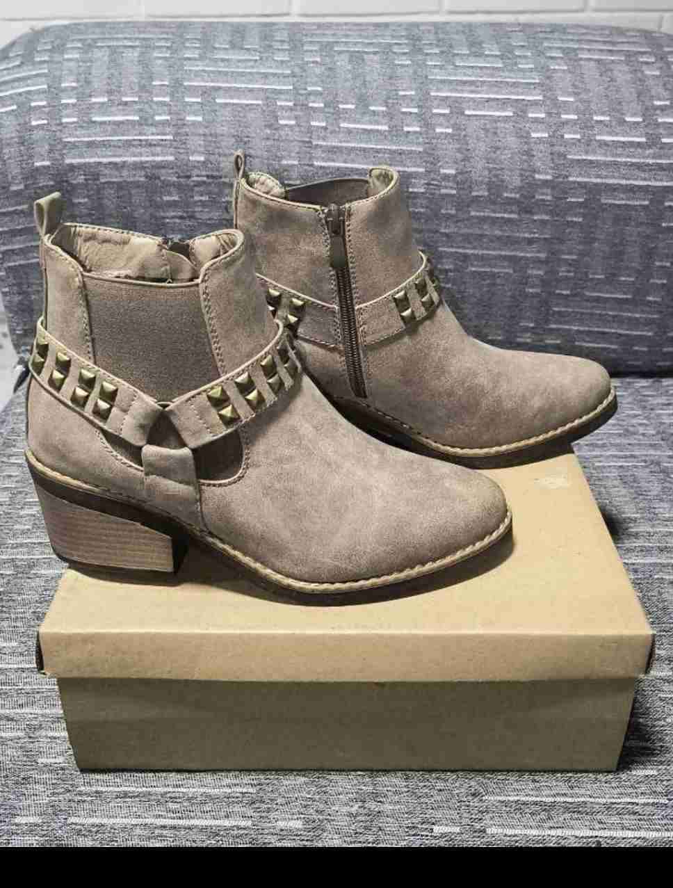 Botines beige con tachuelas