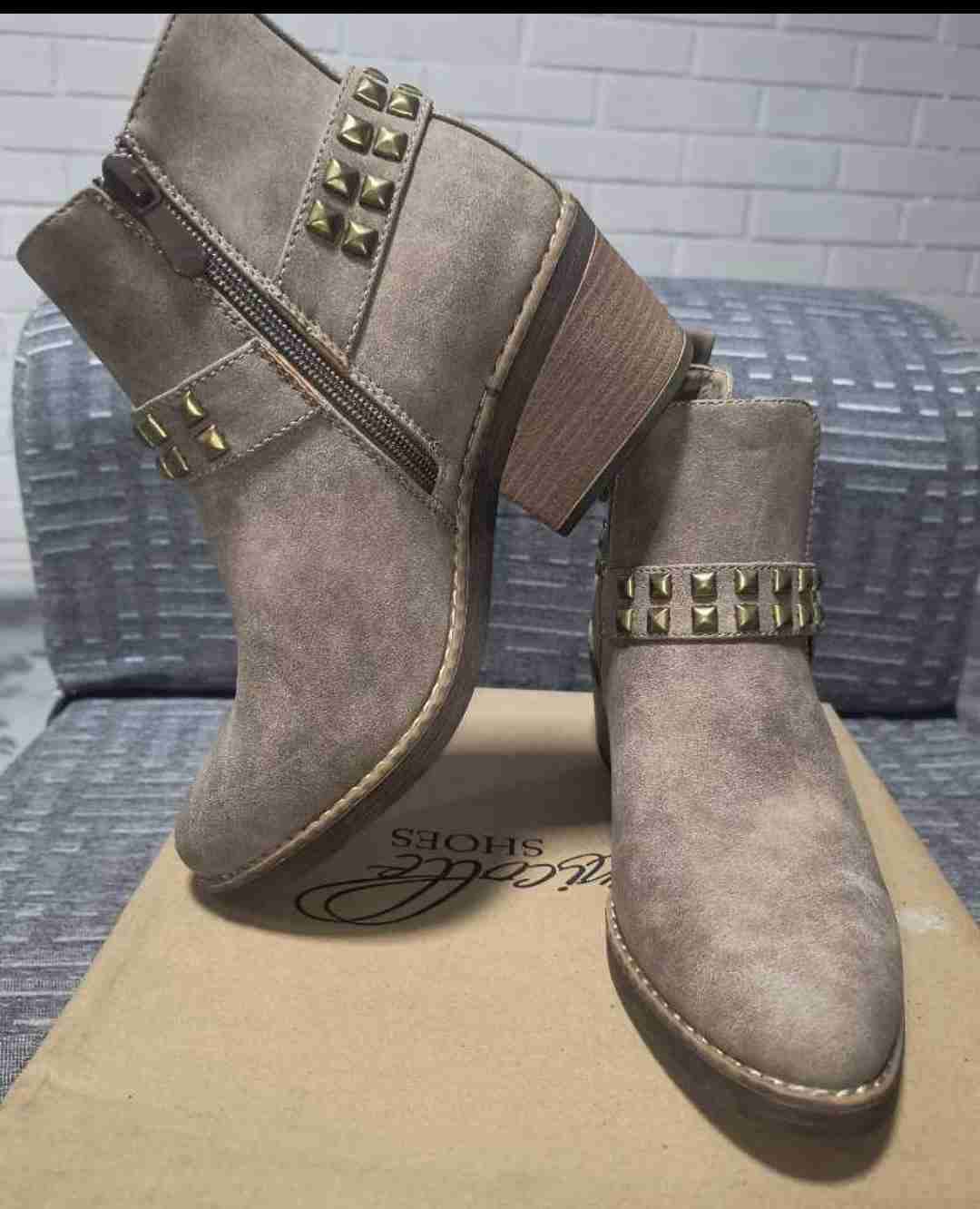 Botines beige con tachuelas - miniatura 2