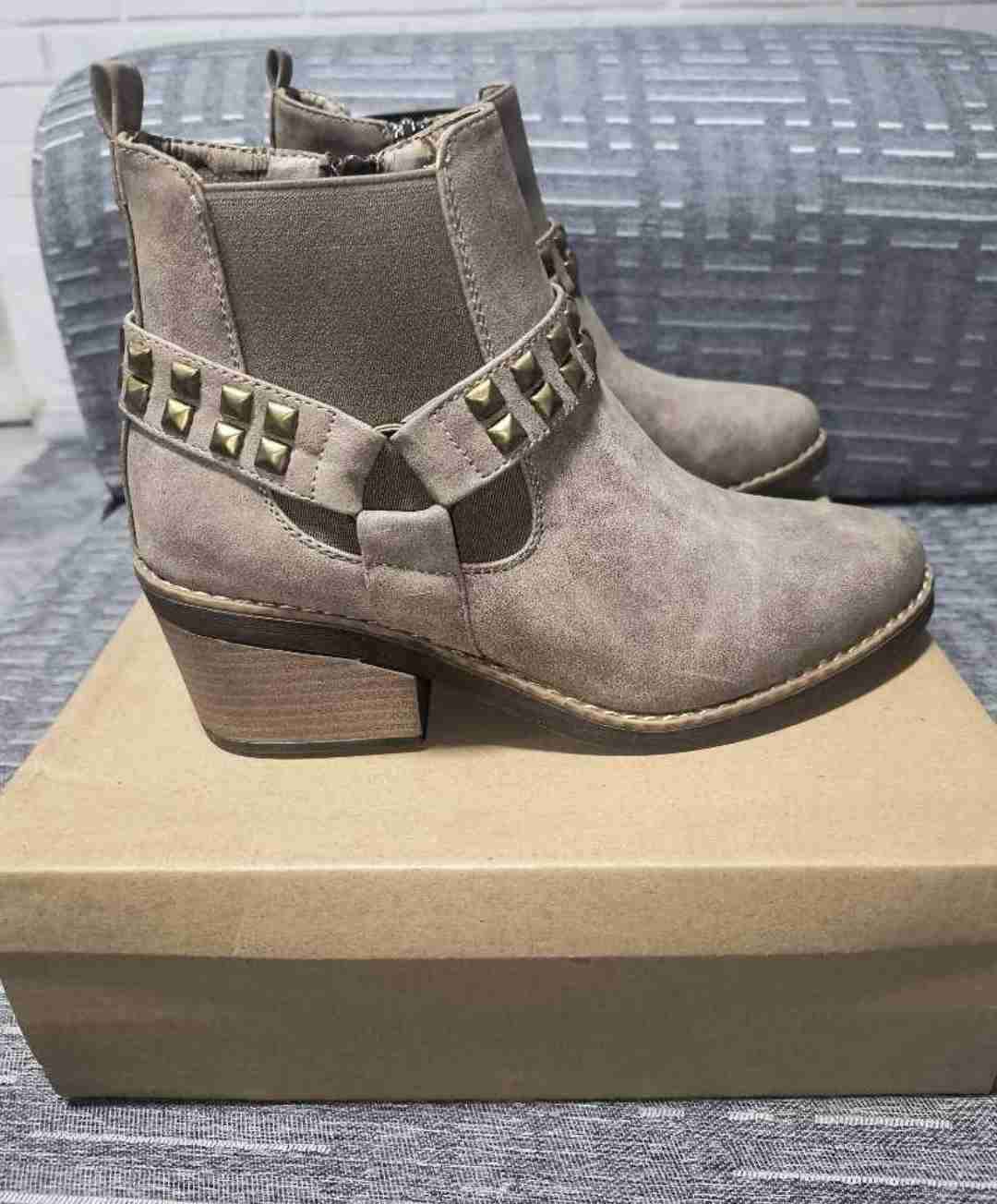 Botines beige con tachuelas - miniatura 3