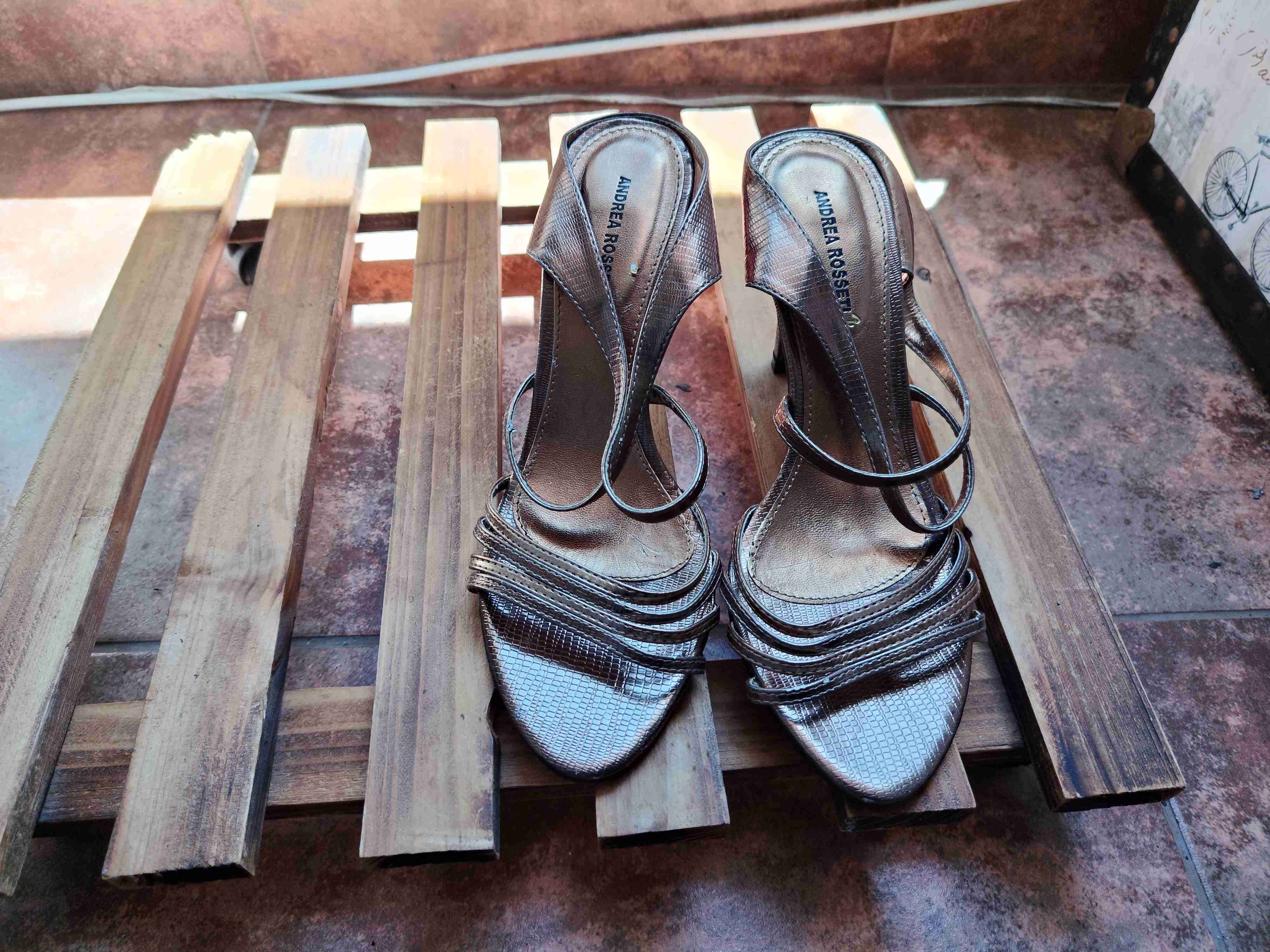 Sandalias plateadas de tacón alto