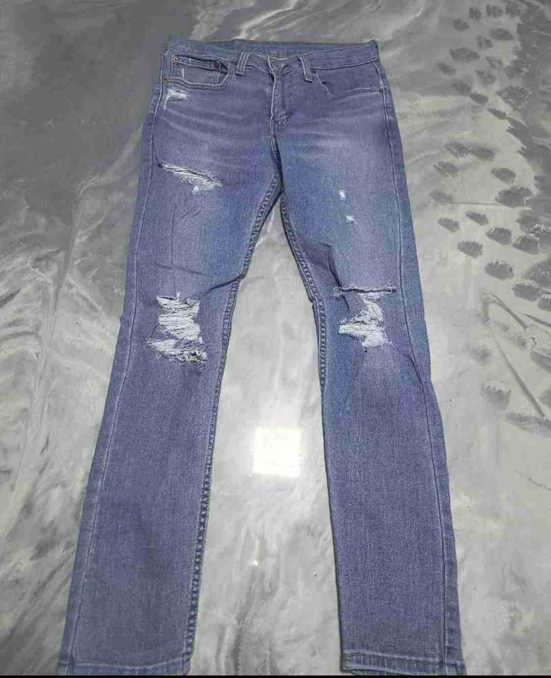 Jeans Levi's azul desgastados