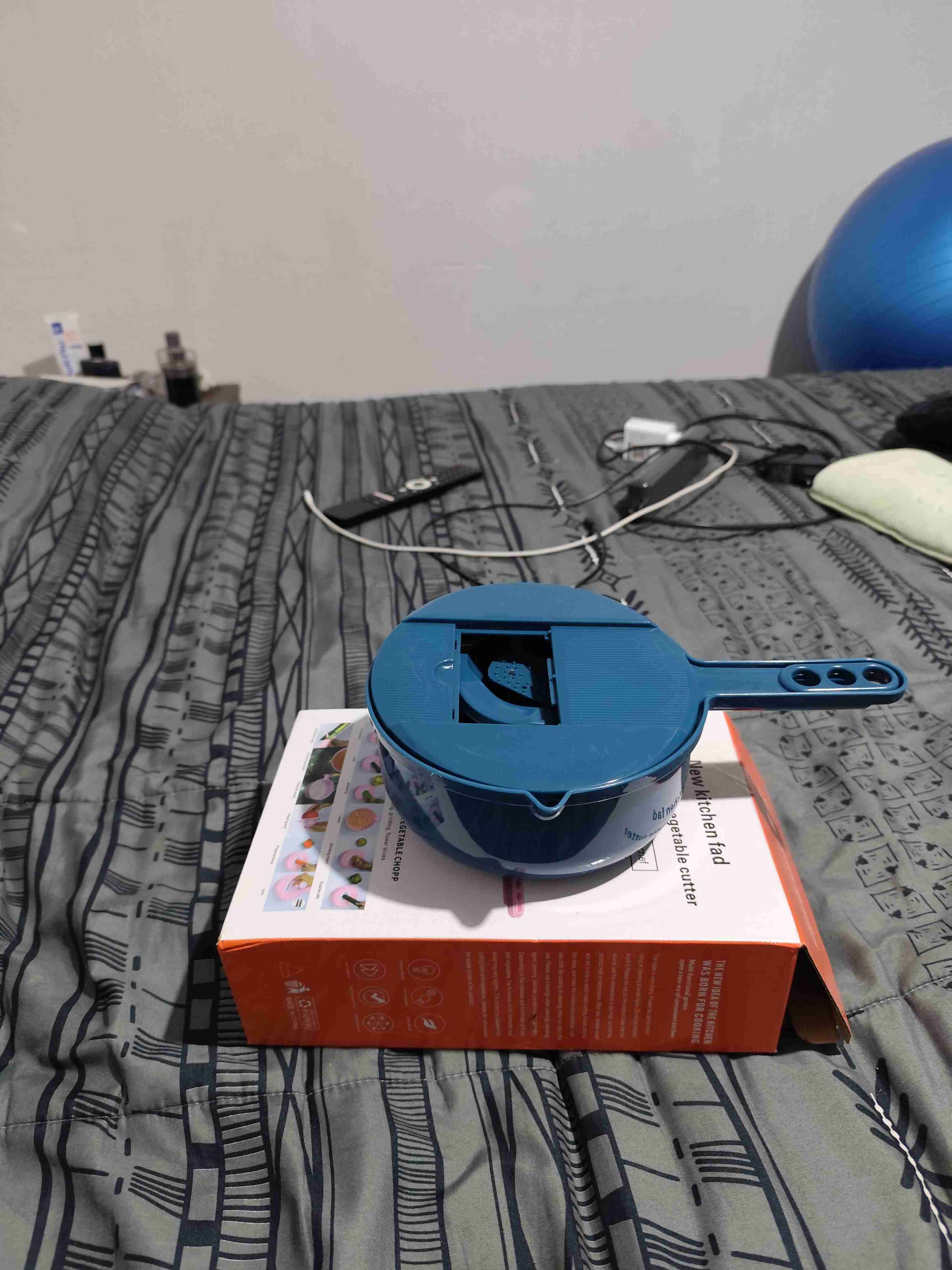 Mandolina azul con cuchillos y rallador - miniatura 4