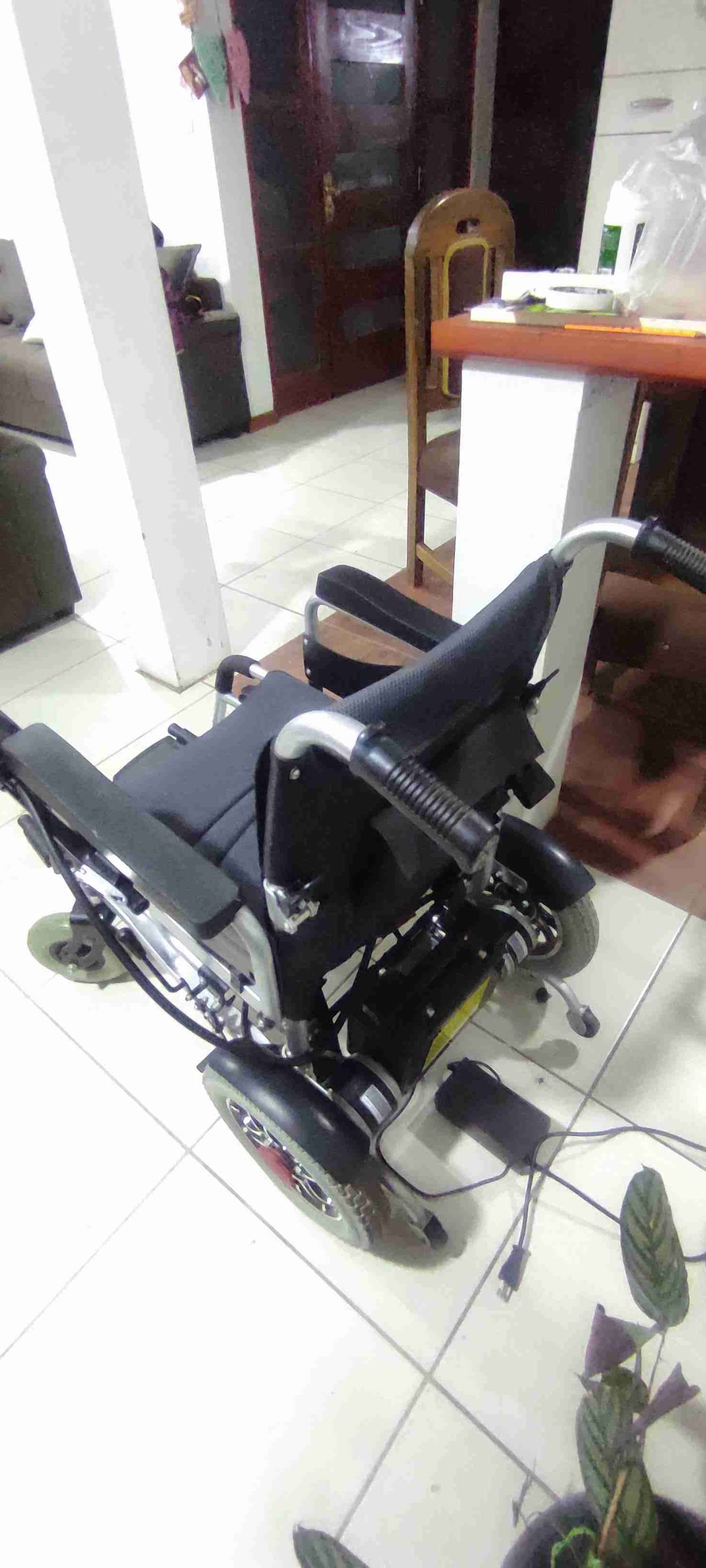 Silla de ruedas eléctrica negra - miniatura 2