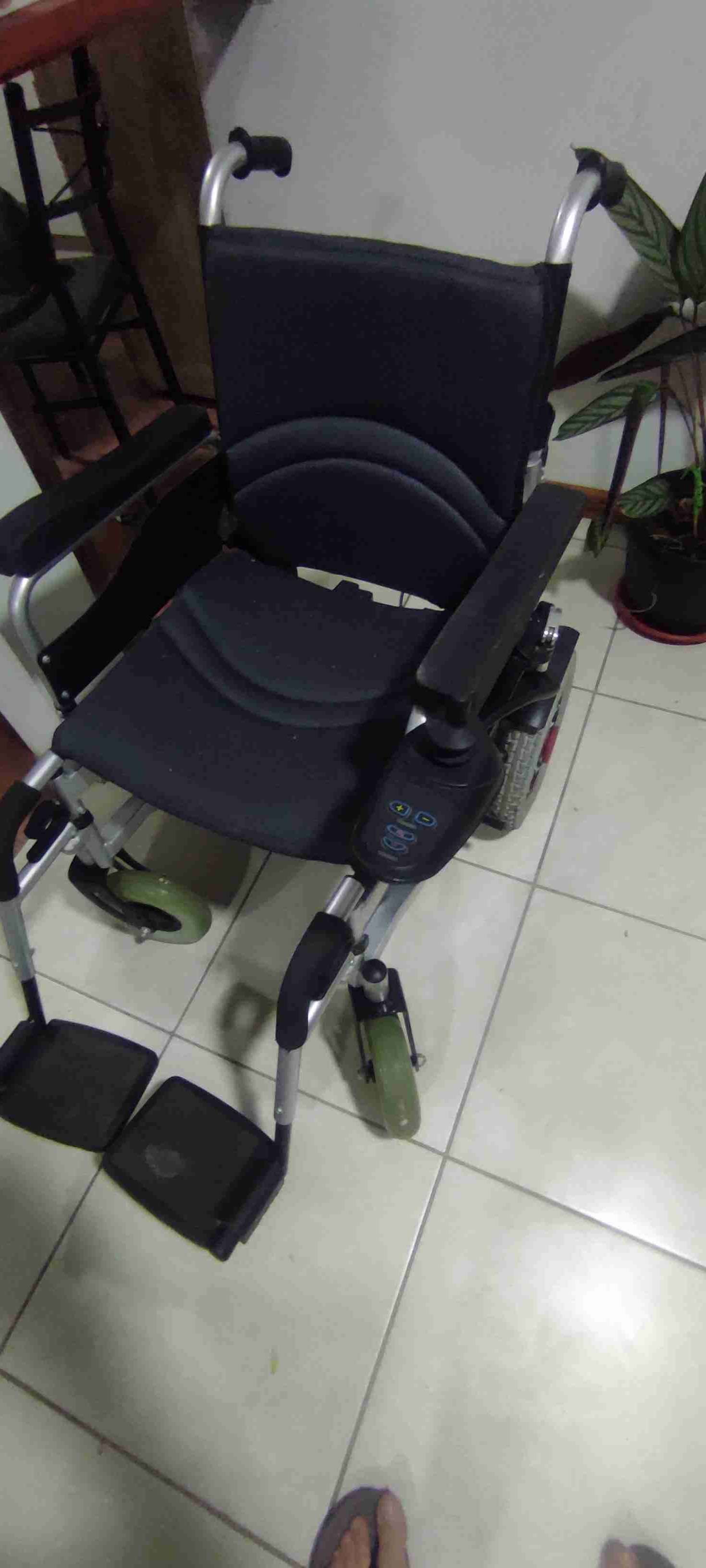 Silla de ruedas eléctrica negra - miniatura 3