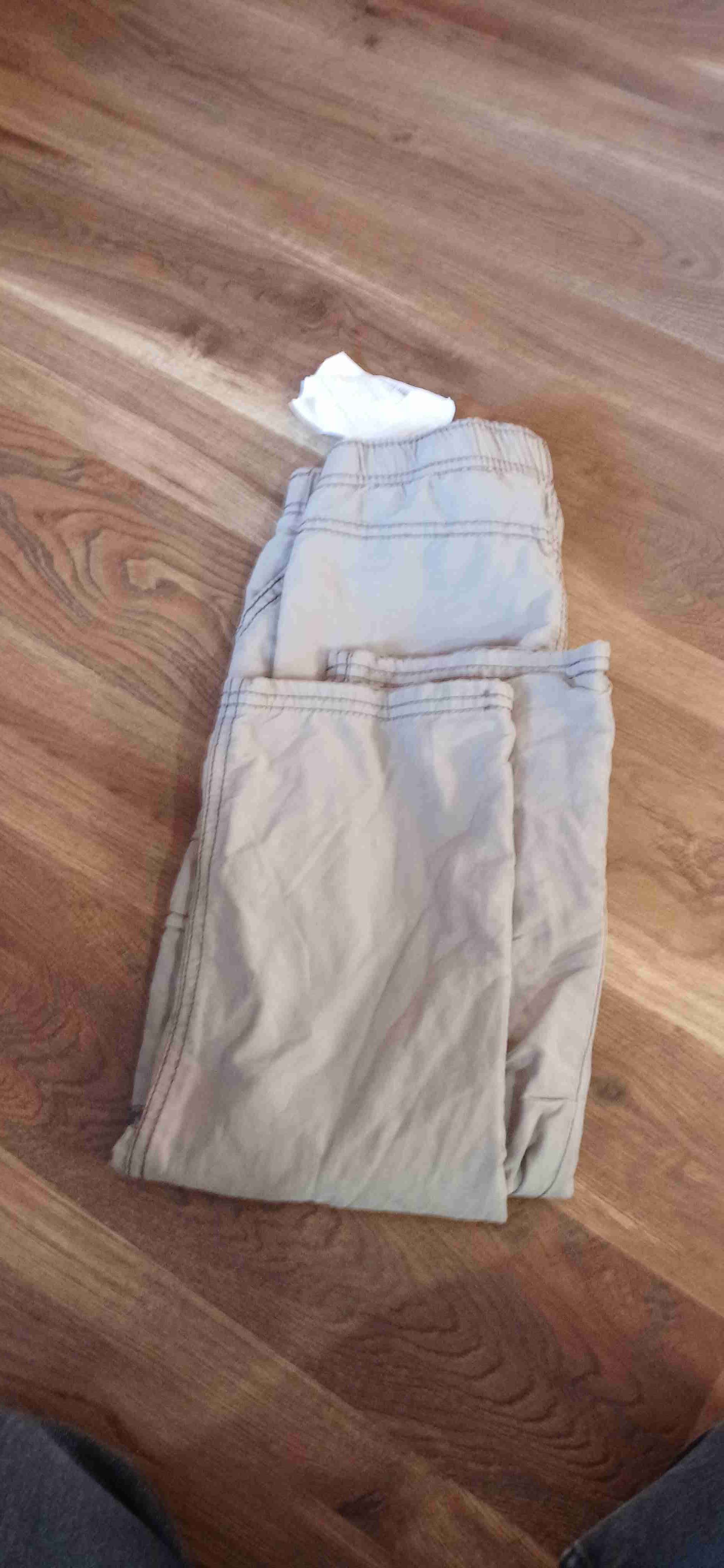 Pantalones beige casuales