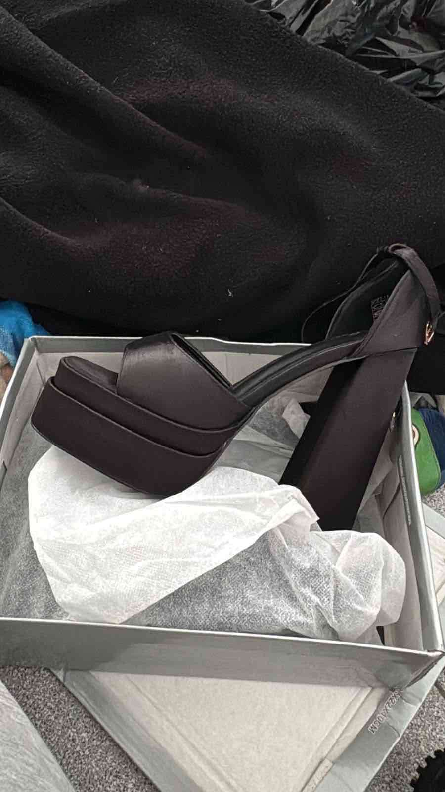 Tacones altos negros nuevos