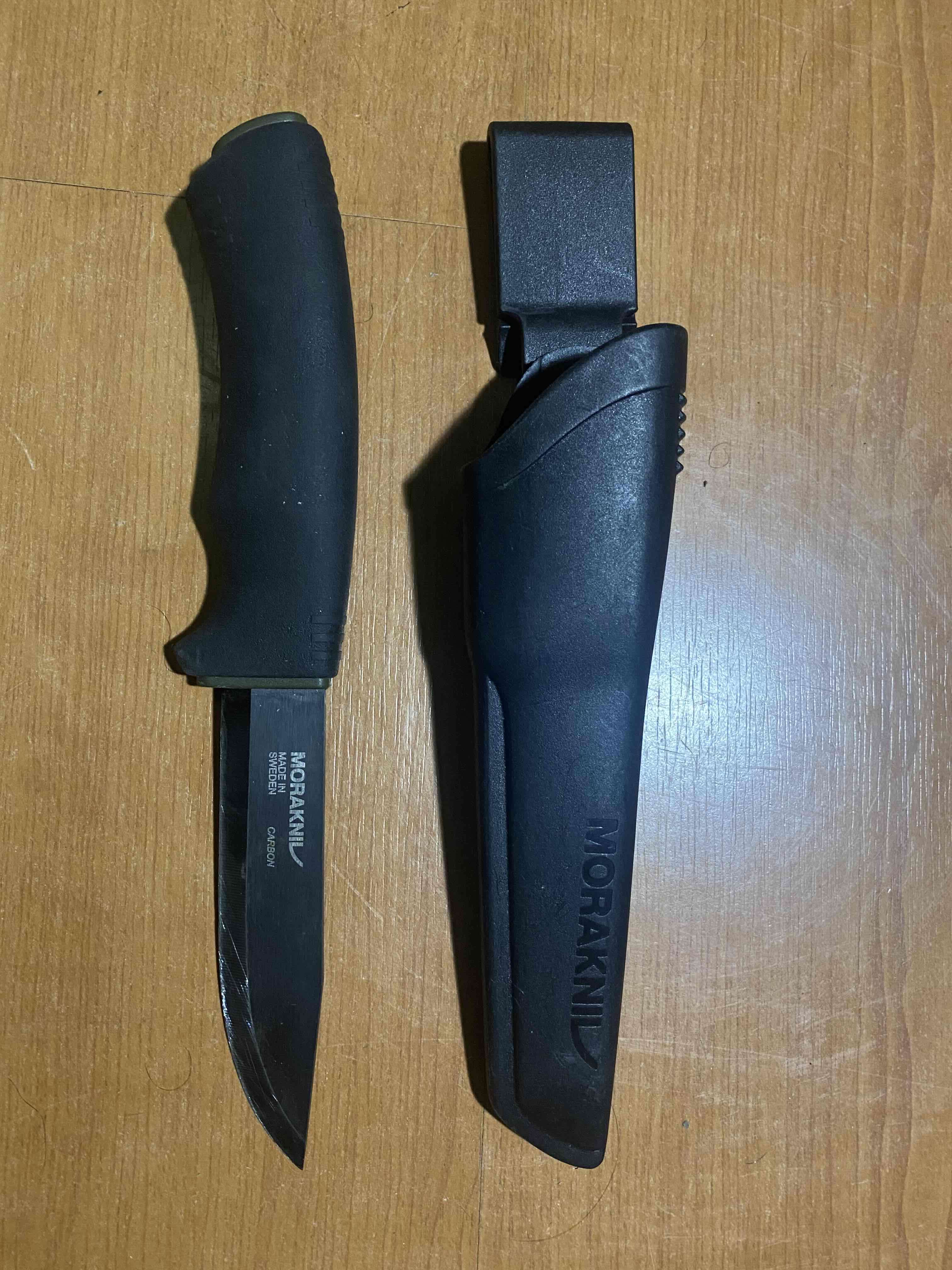 Cuchillo Morakniv con funda negra