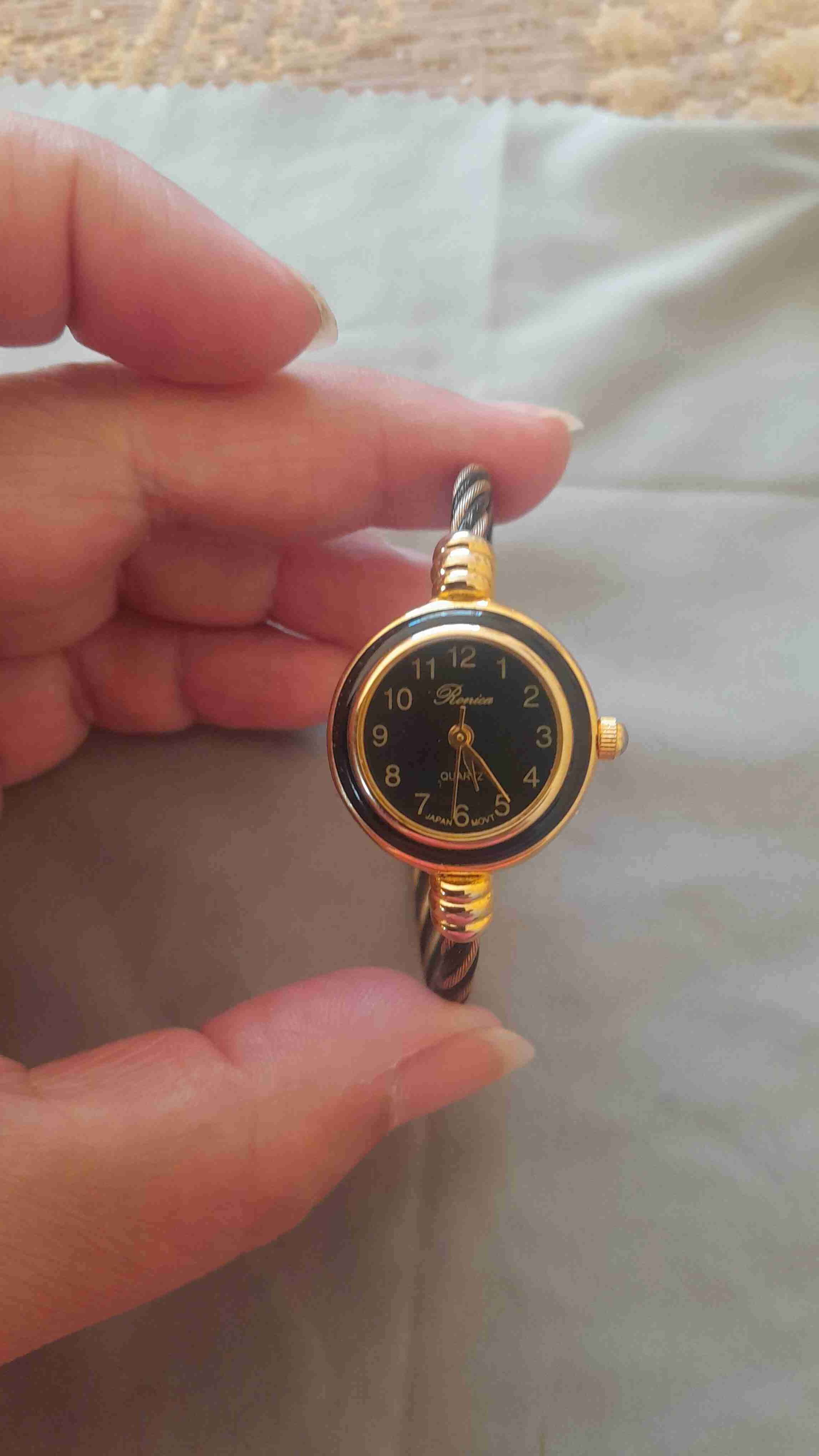 Reloj pulsera dorado y negro estilo vintage