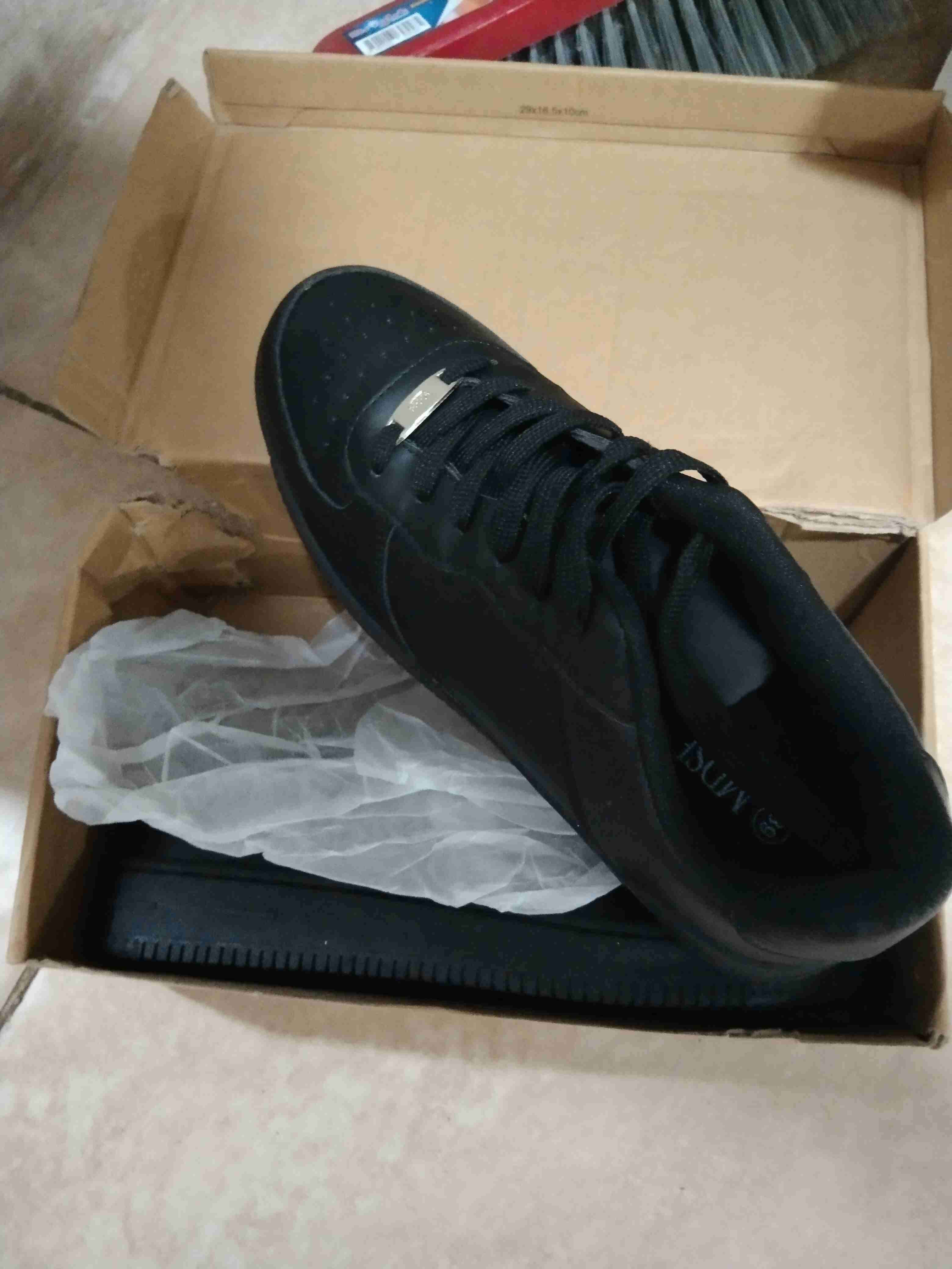 Zapatillas negras nuevas en caja