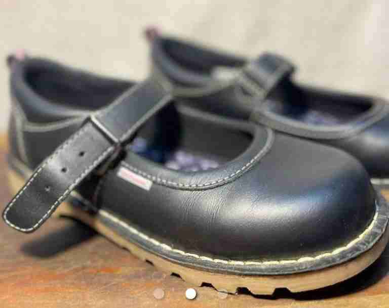 Zapatos escolares negros con correa