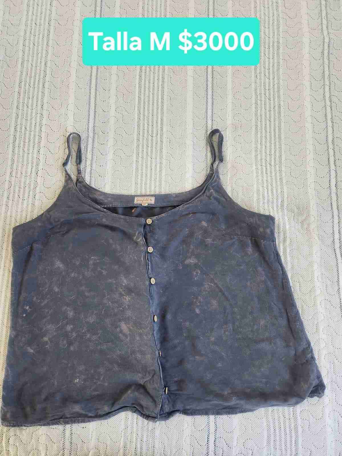 Blusa gris con botones talla M
