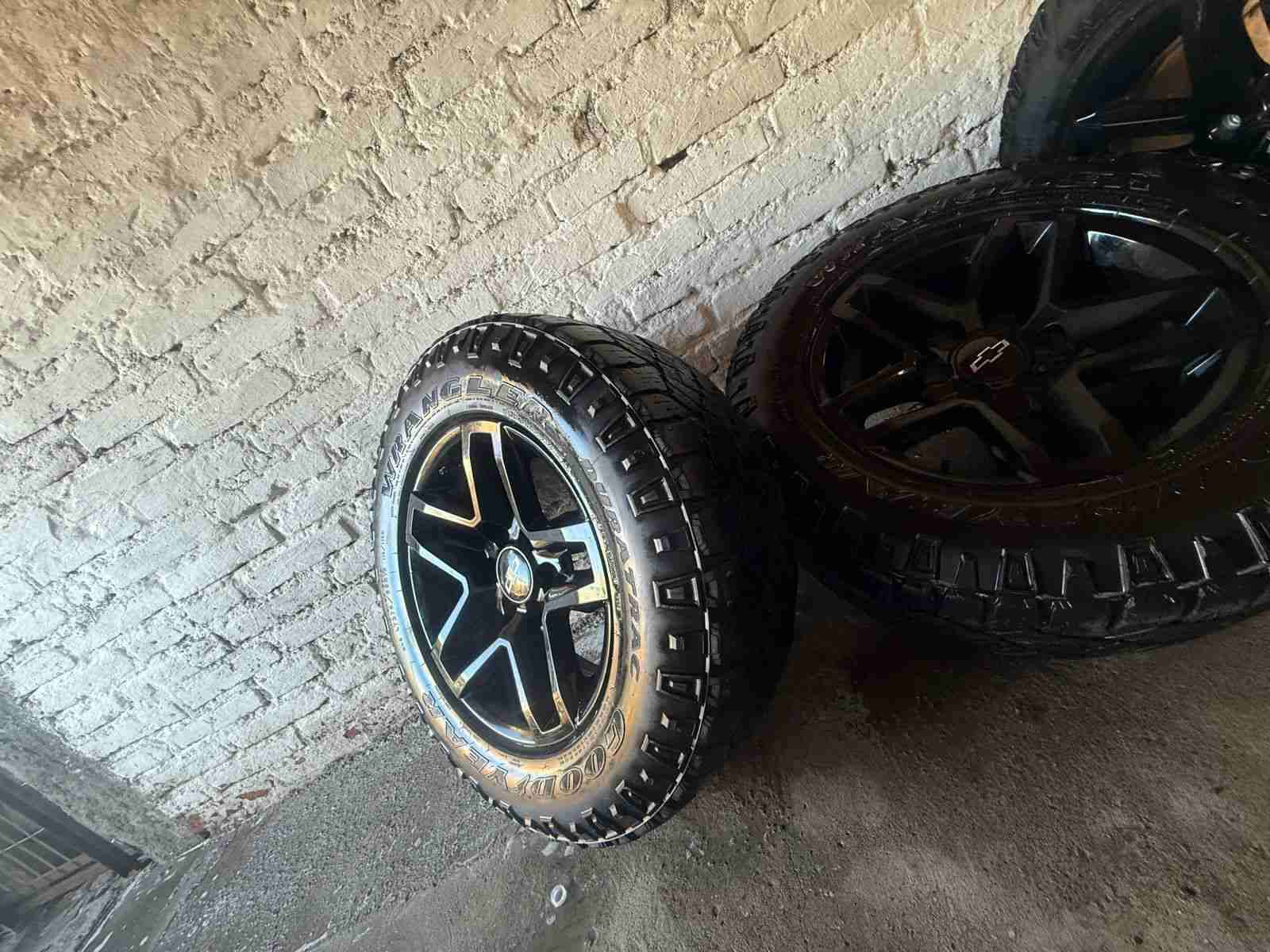 Neumático Wrangler con llantas para Camioneta - miniatura 4