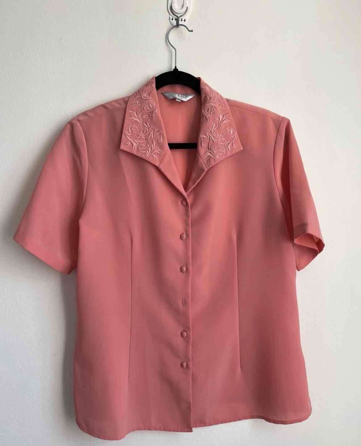 Blusa rosa con hombreras