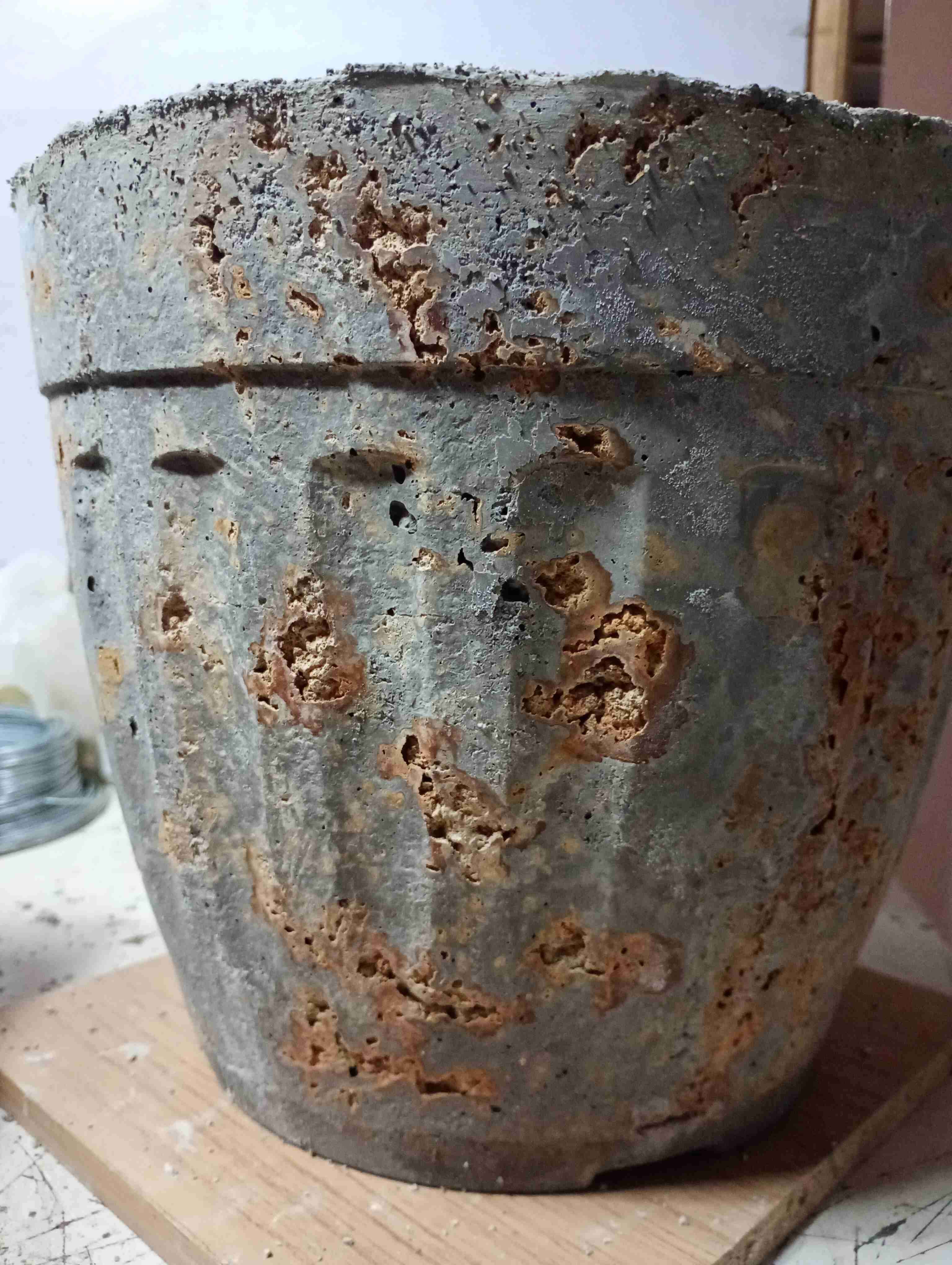 Macetero de cemento rústico detalles óxido añejado - miniatura 3