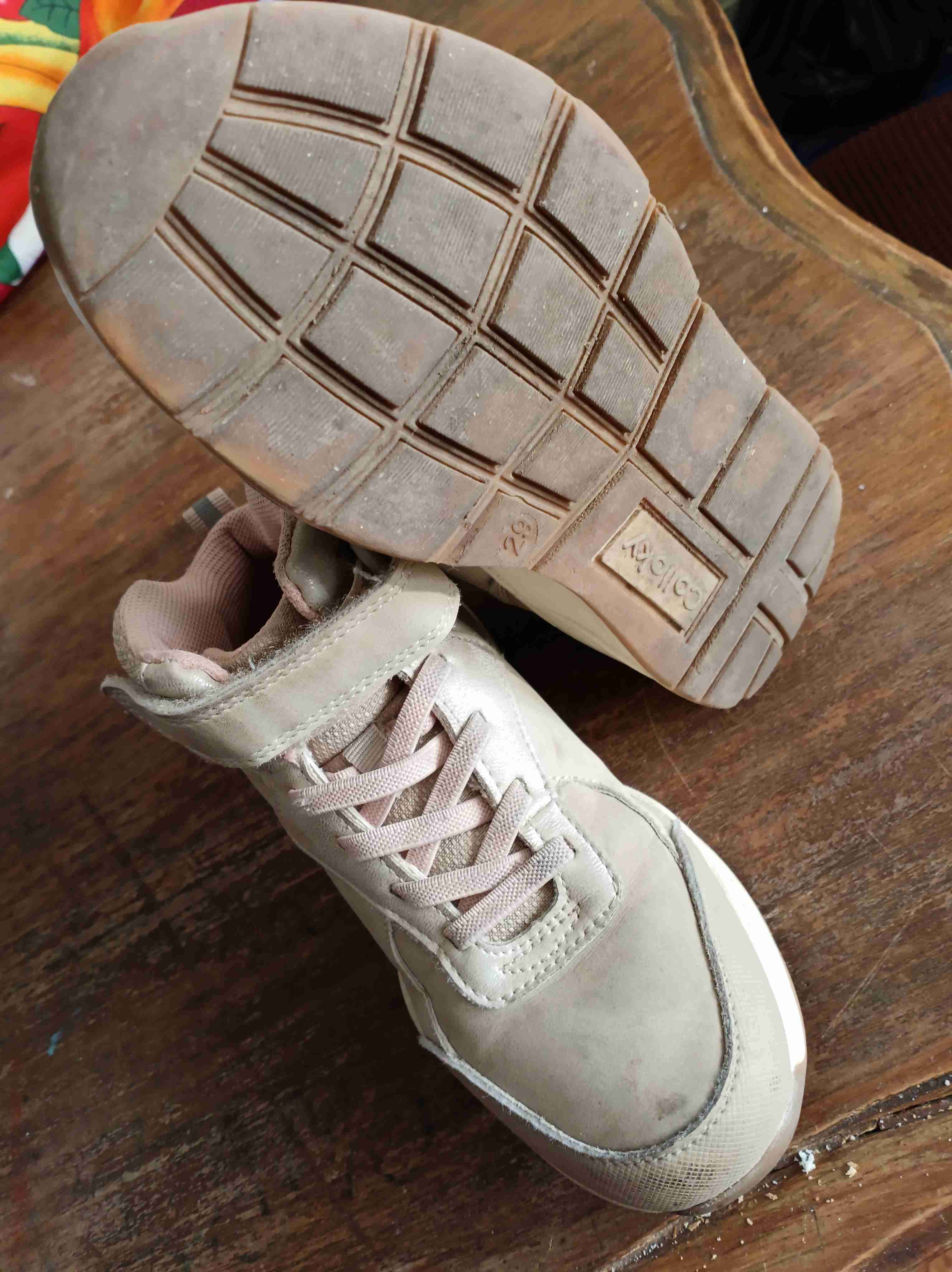 Zapatillas beige talle 29