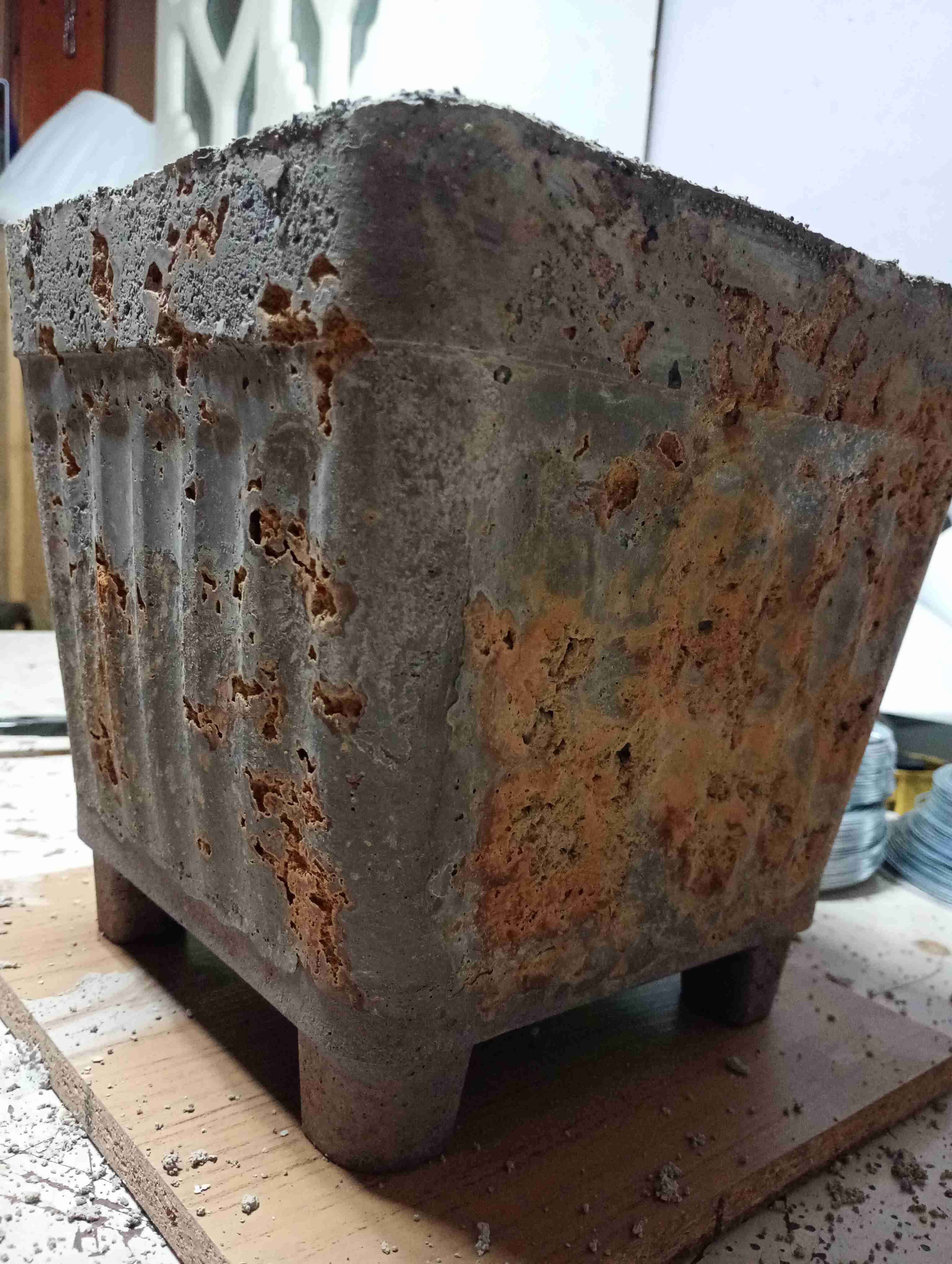 Macetero de cemento cuadrado con detalles óxido añ