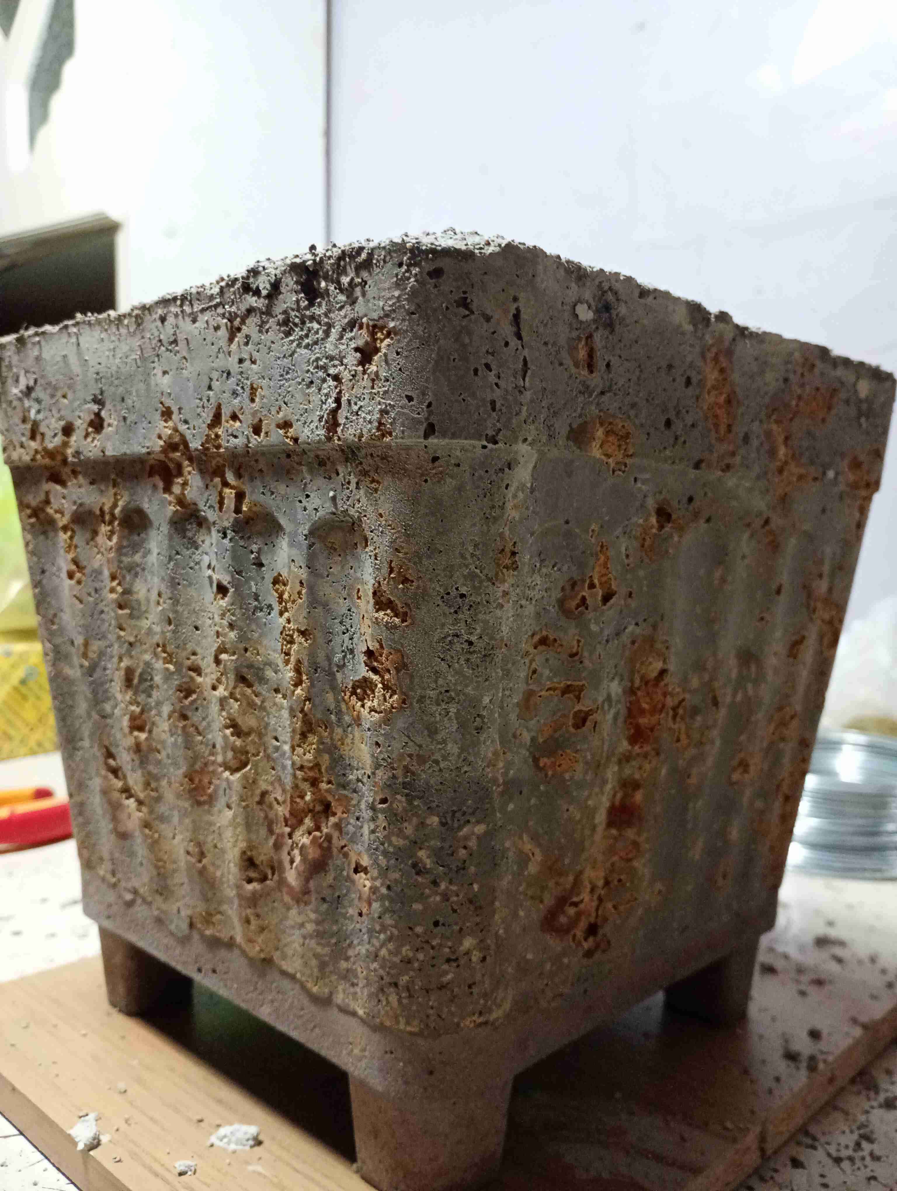 Macetero de cemento cuadrado con detalles óxido añ - miniatura 2