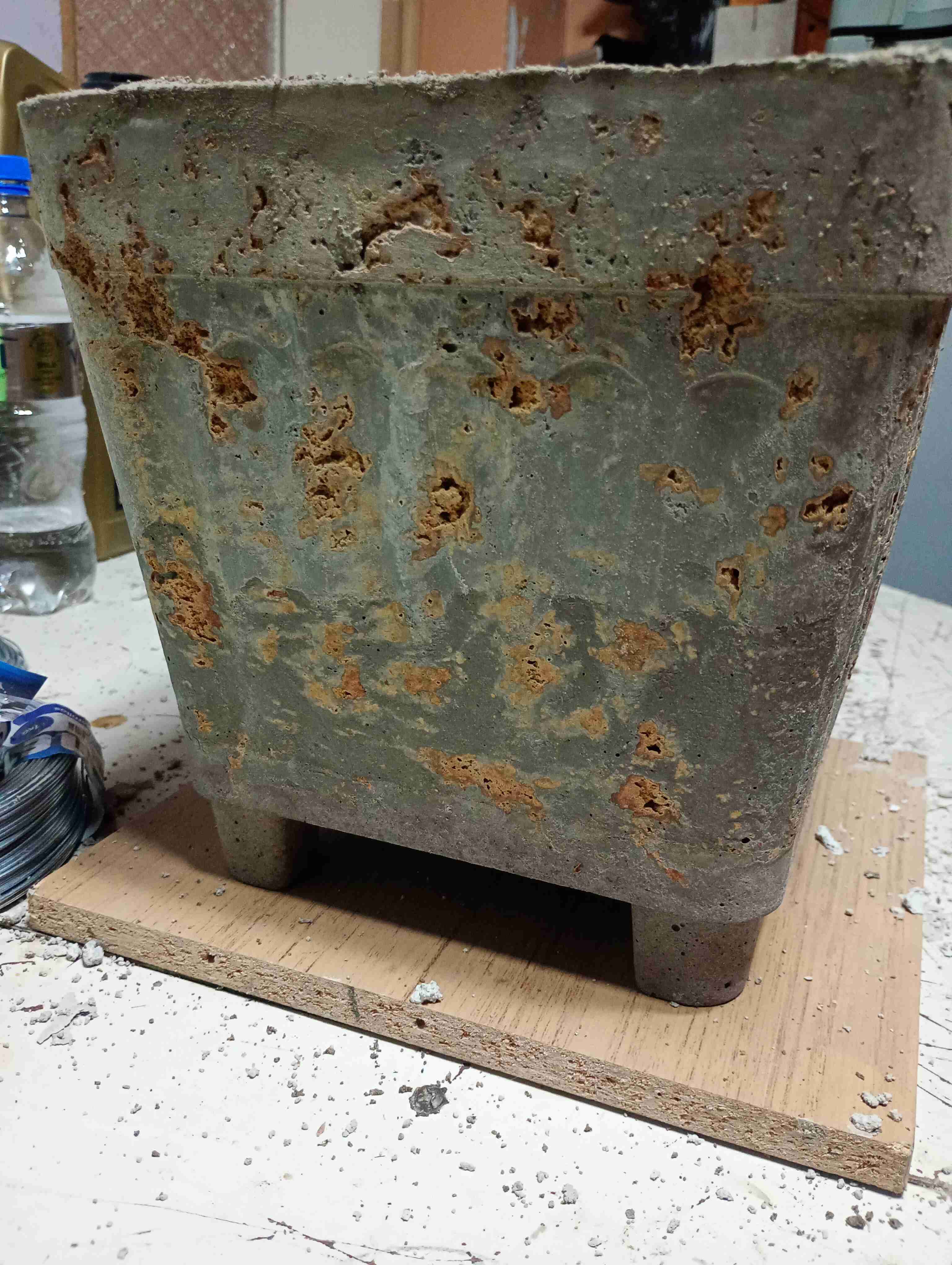 Macetero de cemento cuadrado con detalles óxido añ - miniatura 3